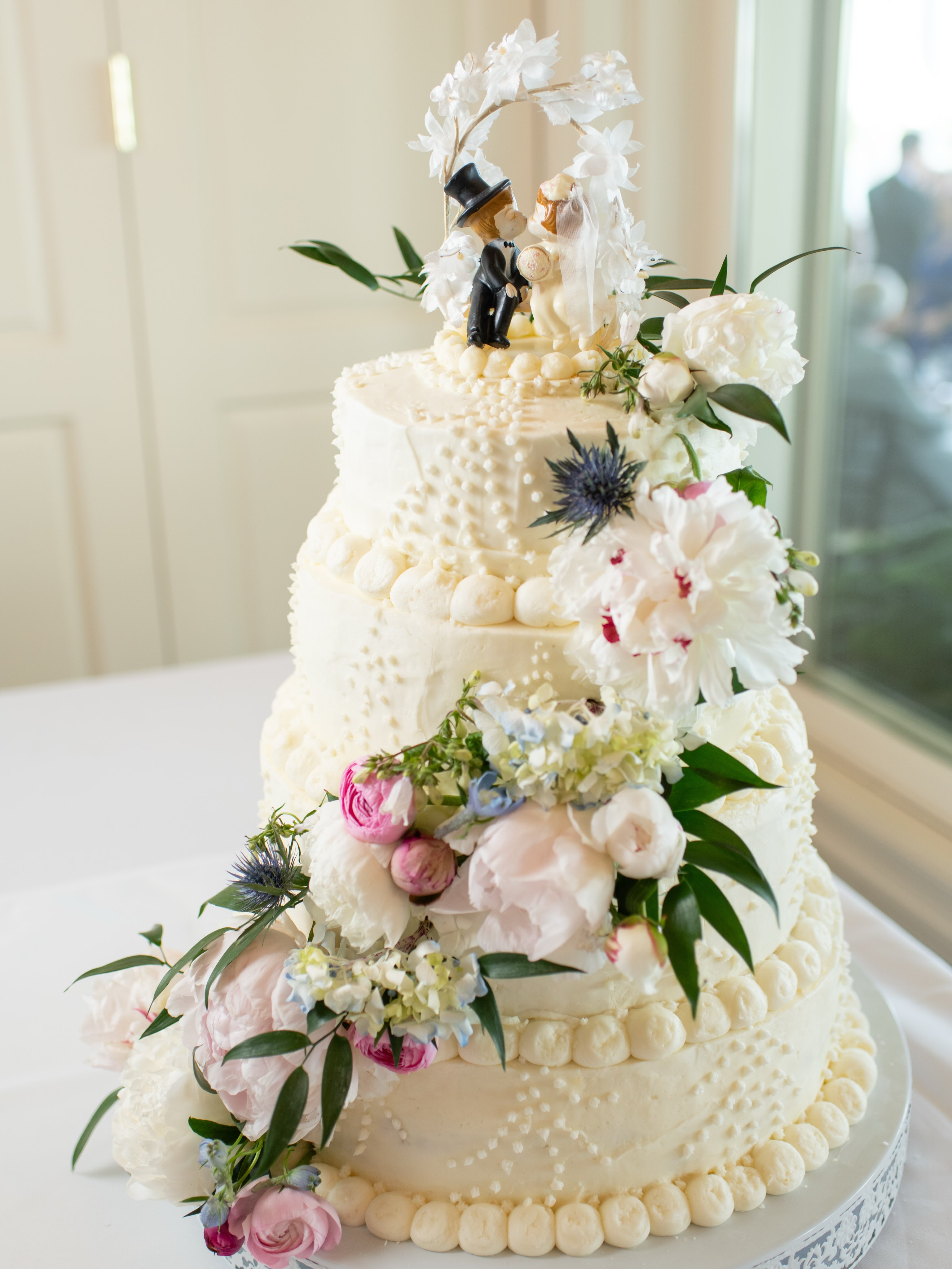 When the mother of the bride makes the cake and then Folls finishes it off with flowers >> 👌🏻
📸: @kerrilynnephotography
💐: @follsflowers
#thesocialriotevents #weddingcake #skaneatelesny #wedding #bride