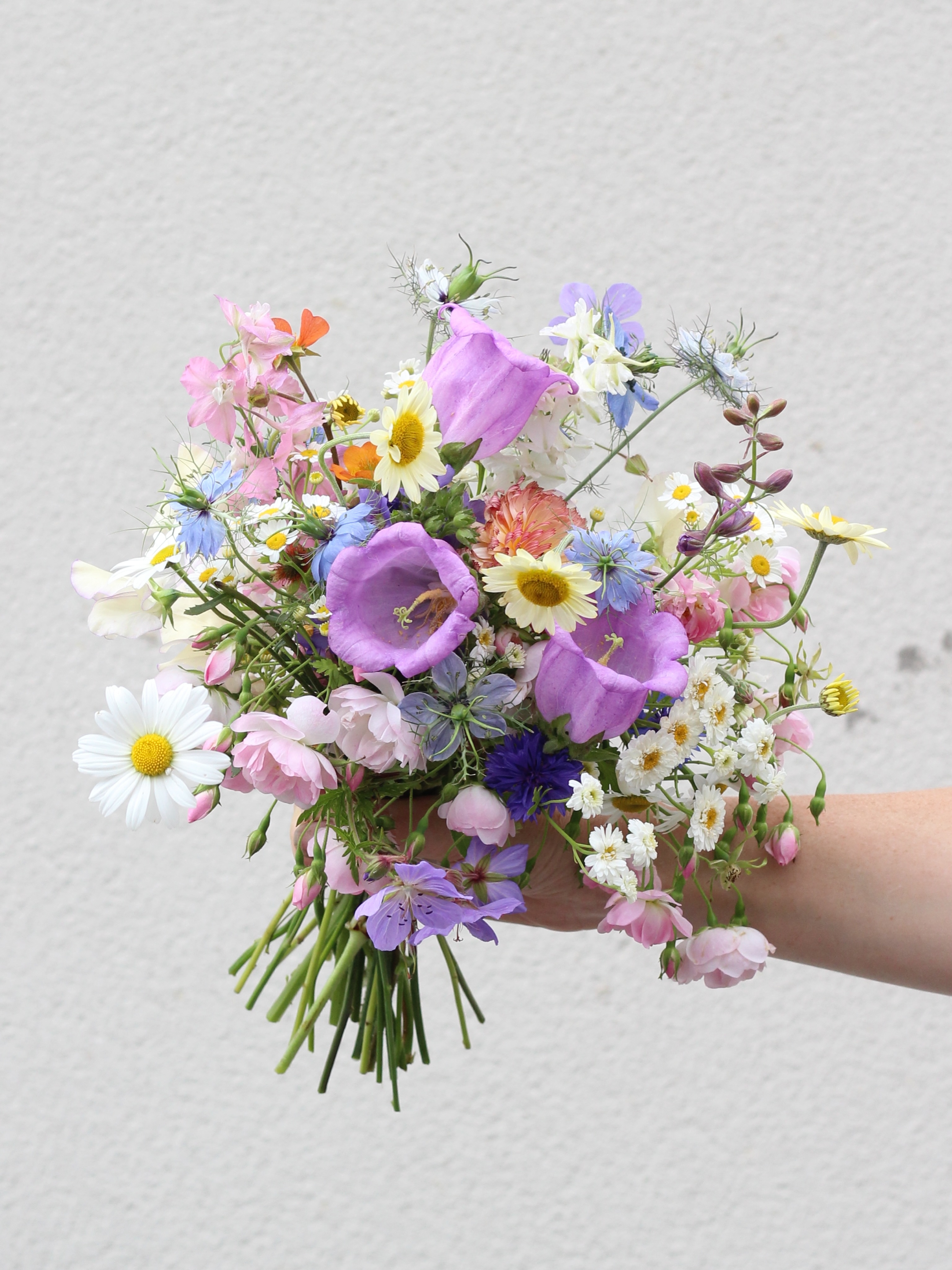 One from a few weeks ago for the the lovely Summer who married George at @olddownestate - Summer wanted a petite mixed colour wildflower bouquet and the couple ordered buckets to match to other own table flowers 💕 lots of daisies, campanula, calendula, love-in-a-mist, delicate wild roses, Geum, geranium and larkspur 🌸
Thank you @wildroseandbrambleflowerfarm for some beautiful flowers and expertly holding the bouquet for this snap!
#wildflowerbouquet #wildflowerwedding #weddingbouquet somersetwedding #bridalbouquet