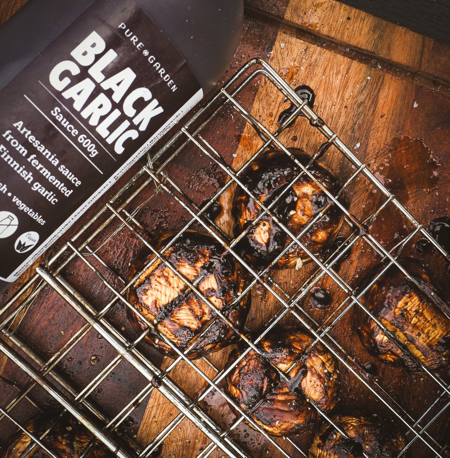 Fifth Flavour grillatut sienet🧄 🖤 😋
Ainekset:
12 kpl isoja herkkusieniä
6 rkl Fifth Flavour umamikastiketta
Suolaa myllystä
Pippuria myllystä
Balsamicoetikkaa
Valmistus:
- Poista sienistä kannat ja huuhtele sienet.
- Laita sienet muovipussiin ja lisää umamikastike, suola ja pippuri. Sekoita.
- Anna marinoitua tunnin verran.
- Grillaa esimerkiksi hasterissa hiilloksella, kaasulla tai paista pannulla.
- Viimmeistele vielä suolalla ja pippurilla, sekä ripottele balsamicoetikkaa sienien päälle.
- Nauti!😋
📷 👨🍳: @tasteofkarelia