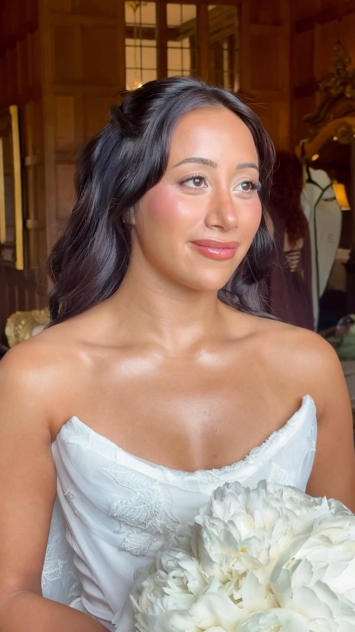 No problem 🪄
Bride to be? Save for your makeup inspo 🤍
Pin @hengrave_hall
Hair @hair.so.boho
#bridalmakeup #bridetobe #2027bride
Glowy makeup
Natural bridal makeup
Skin focused makeup
London bridal makeup artist
Destination makeup artist