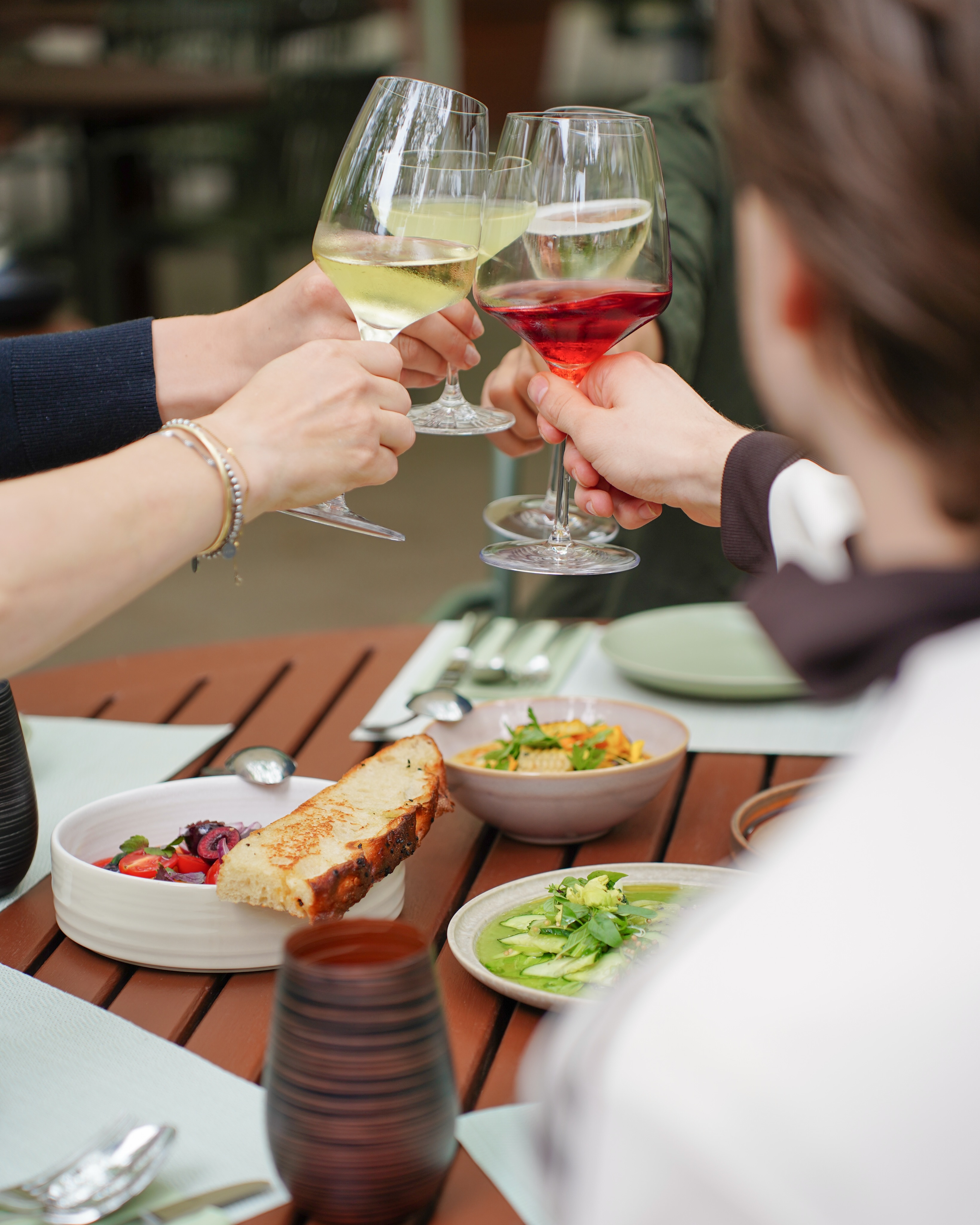 neo|BISTRO
Vom 28.07. bis einschließlich 11.09. gibt es statt Sterneküche und Frühstück das Neobiota Bistro! 🌿💚
🗓 Dienstag bis Samstag
🕓 16:00–21:00 Uhr
Beste Aperitivo Zeit oder klassischere Abendessenzeit.
Freut euch auf eine kleine, feine Karte mit rund 10 (+/-) modernen Gerichten – kreativ, lecker und bezahlbar. ❤️🔥
Perfekt zum Teilen, Ausprobieren oder einfach für einen entspannten Abend mit gutem Essen. 🌿
@gramppi.00 hat ne coole, spannende und sexy bepreiste Weinkarte vorbereitet. 🍷❤️🔥
@hannaboll serviert euch tolle Longdrinks, besondere alkoholfreie Cocktails aber auch einen People Pleaser Aperol. 🔥
Reservierungen sind ab sofort über den Link in unserer Bio möglich. 🔗
Wir freuen uns darauf, die Sommerzeit gemeinsam mit euch zu verbringen und euch im Neobiota Bistro willkommen zu heißen. ☀️🫶🏼
See you! 🚀
#neobiota #neobiotabistro #sharingiscaring #moderncuisine #kölnessen