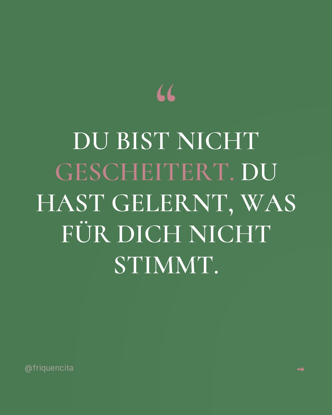 Manchmal braucht es einen Umweg, um zu wissen, wohin der eigene Weg wirklich führt.
Was sich wie Scheitern anfühlt, trägt oft eine stille Wahrheit in sich. Nicht alles, was endet, war falsch. Manches musste enden, damit du wieder spüren kannst, was sich wirklich richtig anfühlt.
Dieser Unterschied verändert alles. Nicht als Trost, sondern als echte Orientierung.
Was zeigt dir gerade, welcher Weg nicht deiner ist?