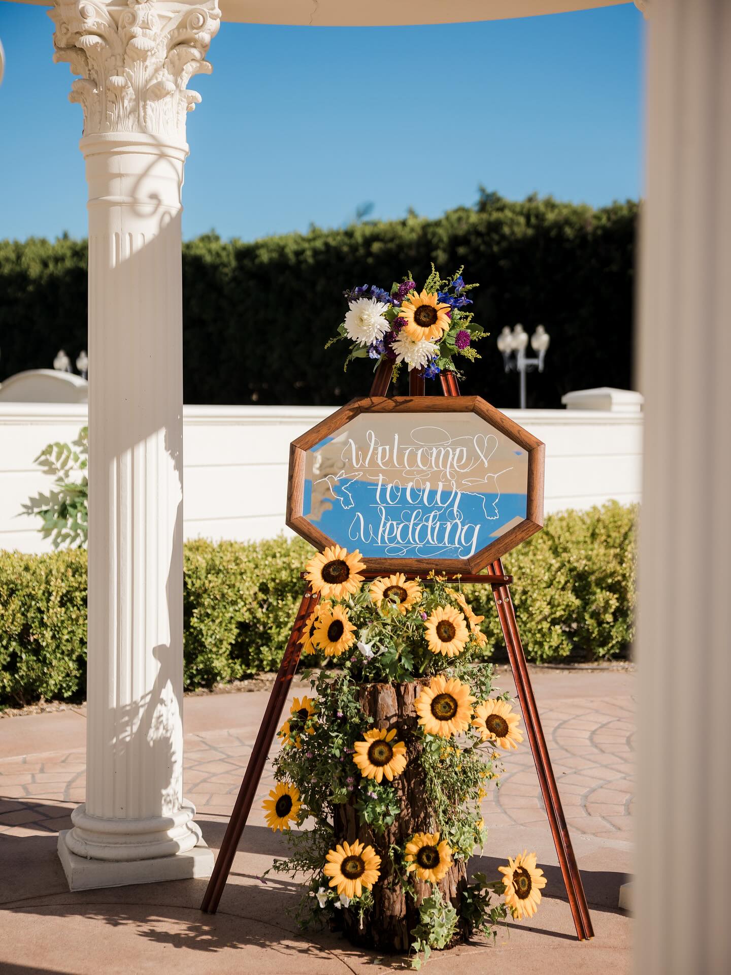 Bringing sunshine to the aisle🌻 Surrounded by sunshine, golden hour, and the people who mattered most to the lovely cou