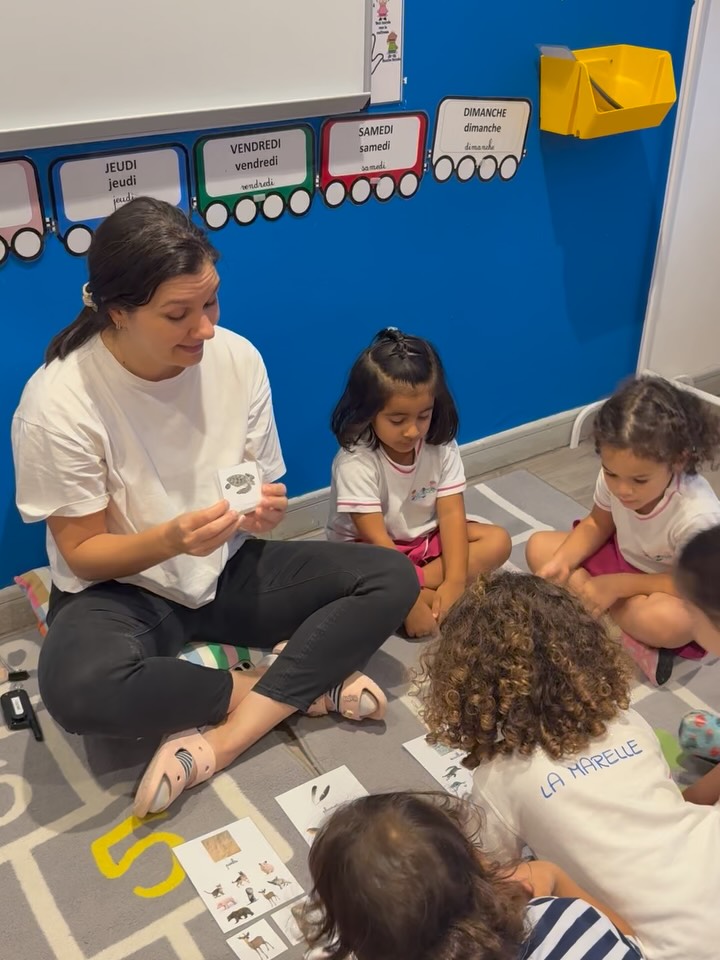 🧩 Apprendre en jouant, réfléchir et coopérer.
En triant, associant et échangeant ensemble, nos petits explorateurs enrichissent leur vocabulaire, développent leur sens de l’observation et affinent leur esprit critique… tout en prenant plaisir à apprendre ! 🌟💛