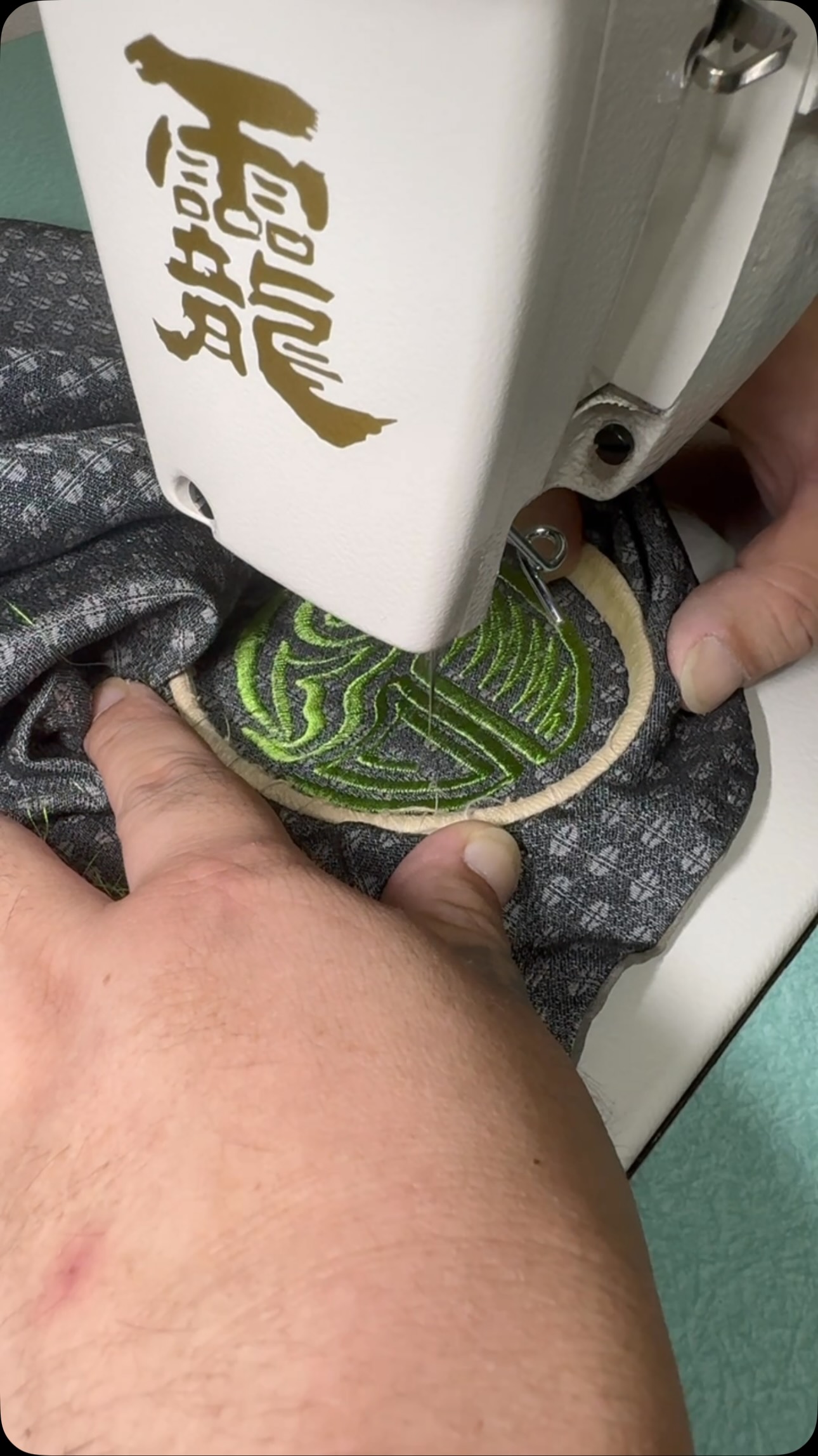 即興縄文刺繍。
直感と祈りで描く、下書きのない刺繍。
#横振り刺繍 #横振りミシン #ミシン刺繍 #伝統工芸 #日本の技術