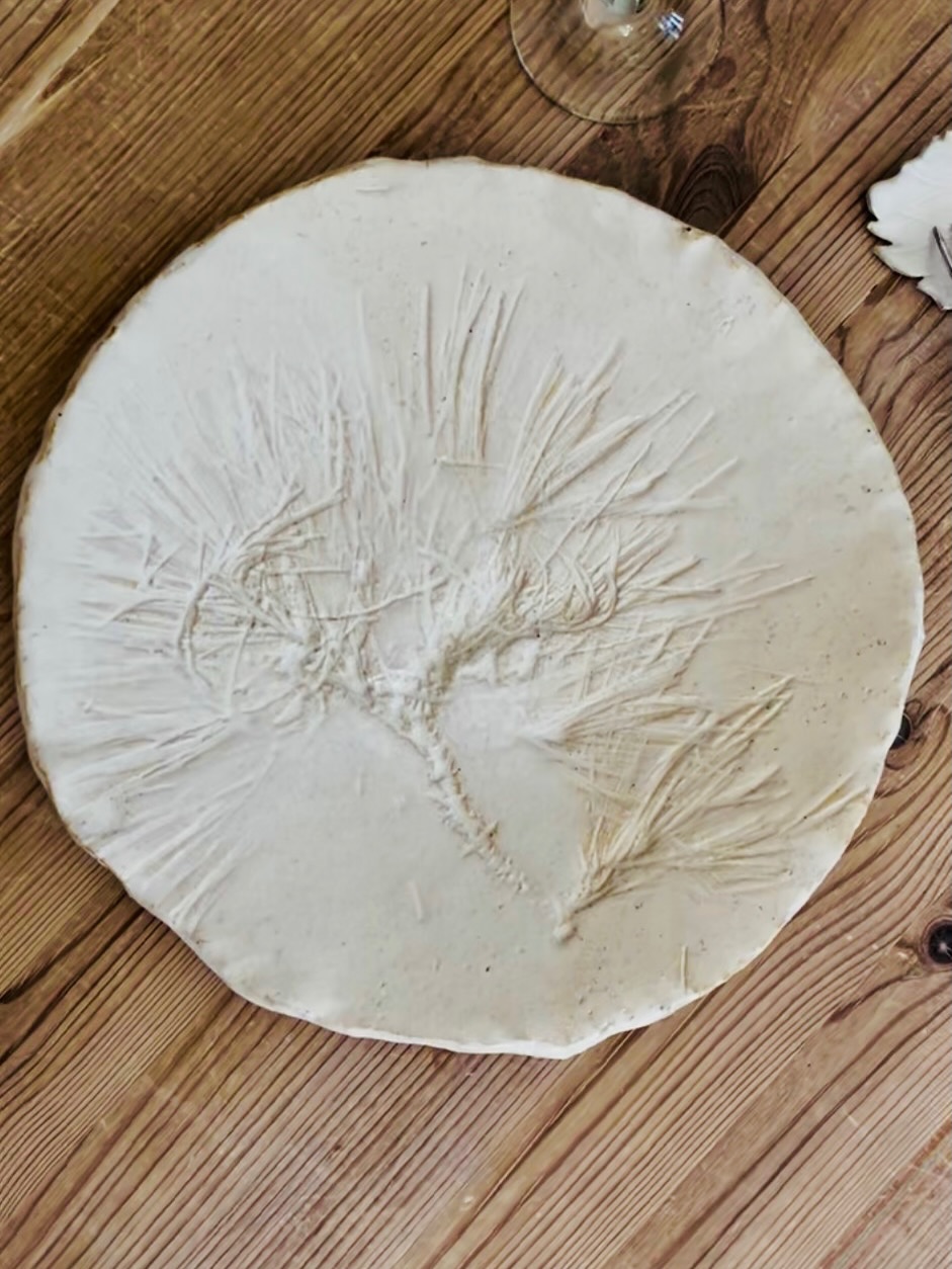 TERRITOIRE
Le Pin : arbre emblématique de la #gironde
Ici travaillé avec de véritables végétaux. Comme tous les chefs, mon client est attaché à son territoire. Le jeu entre la terre et la teinte de l’émail offre un rendu à la fois naïf et délicat à cette céramique.
Atelier Éva Dejeanty | Céramique artisanale | Fait avec mes mains | Sur mesure