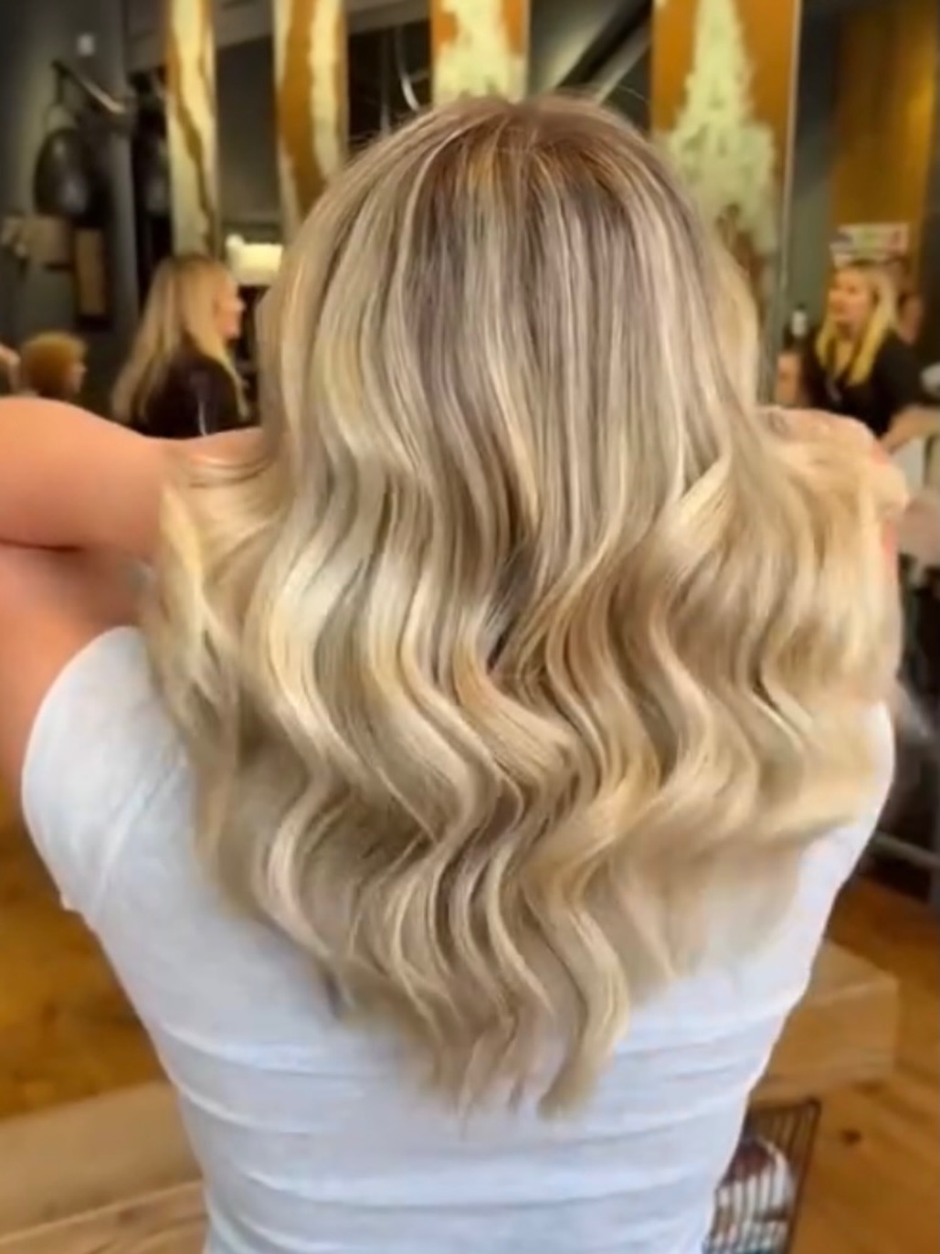 Our beautiful bespoke balayage for Hattie today ✨ our stylist Sophie C added lots of teasy lights to give maximum lift followed by a root tap, toner, cut and style with Lilly, keeping the hair soft & blended 🥰