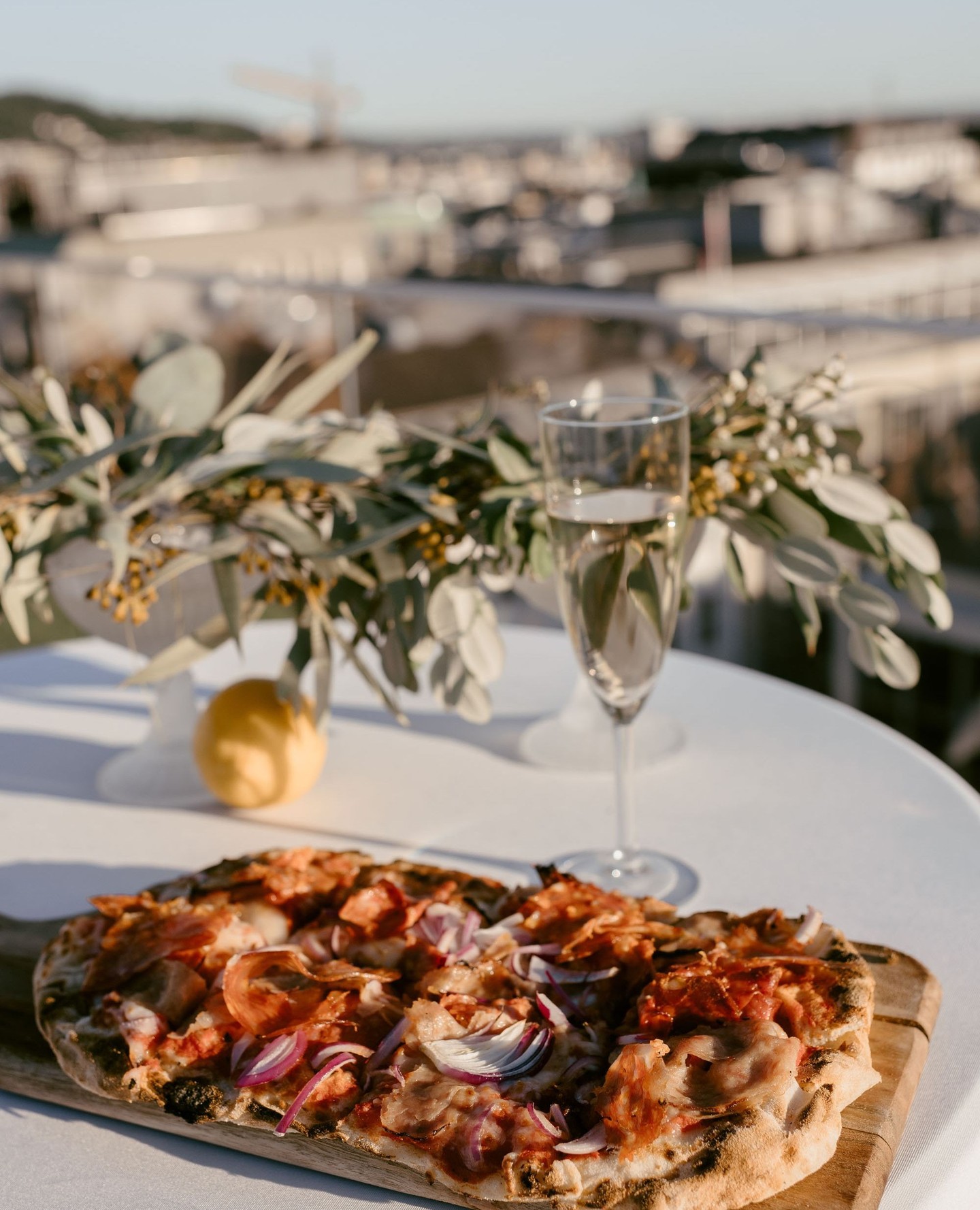 💍 Bryllup fortjener mer enn standard selskapsmat. 🥰 De største dagene i livet fortjener mat som blir husket.
Derfor hjelper vi hvert år brudepar med å skape den varme, avslappede og ekte italienske stemningen som får gjestene til å bli sittende litt lenger.
God mat handler ikke bare om smak. Det handler om minner.
Kjenner du noen som planlegger bryllup i 2027? @trattoria5terre venter for dere!
𝐂𝐈𝐍𝐐𝐔𝐄 𝐓𝐄𝐑𝐑𝐄 𝐓𝐑𝐀𝐓𝐓𝐎𝐑𝐈𝐀 & 𝐂𝐀𝐓𝐄𝐑𝐈𝐍𝐆
𝐅𝐄𝐌 𝐁𝐘𝐄𝐑 - 𝐄𝐧 𝐯𝐞𝐫𝐝𝐞𝐧 𝐚𝐯 𝐬𝐦𝐚𝐤! 🇮🇹