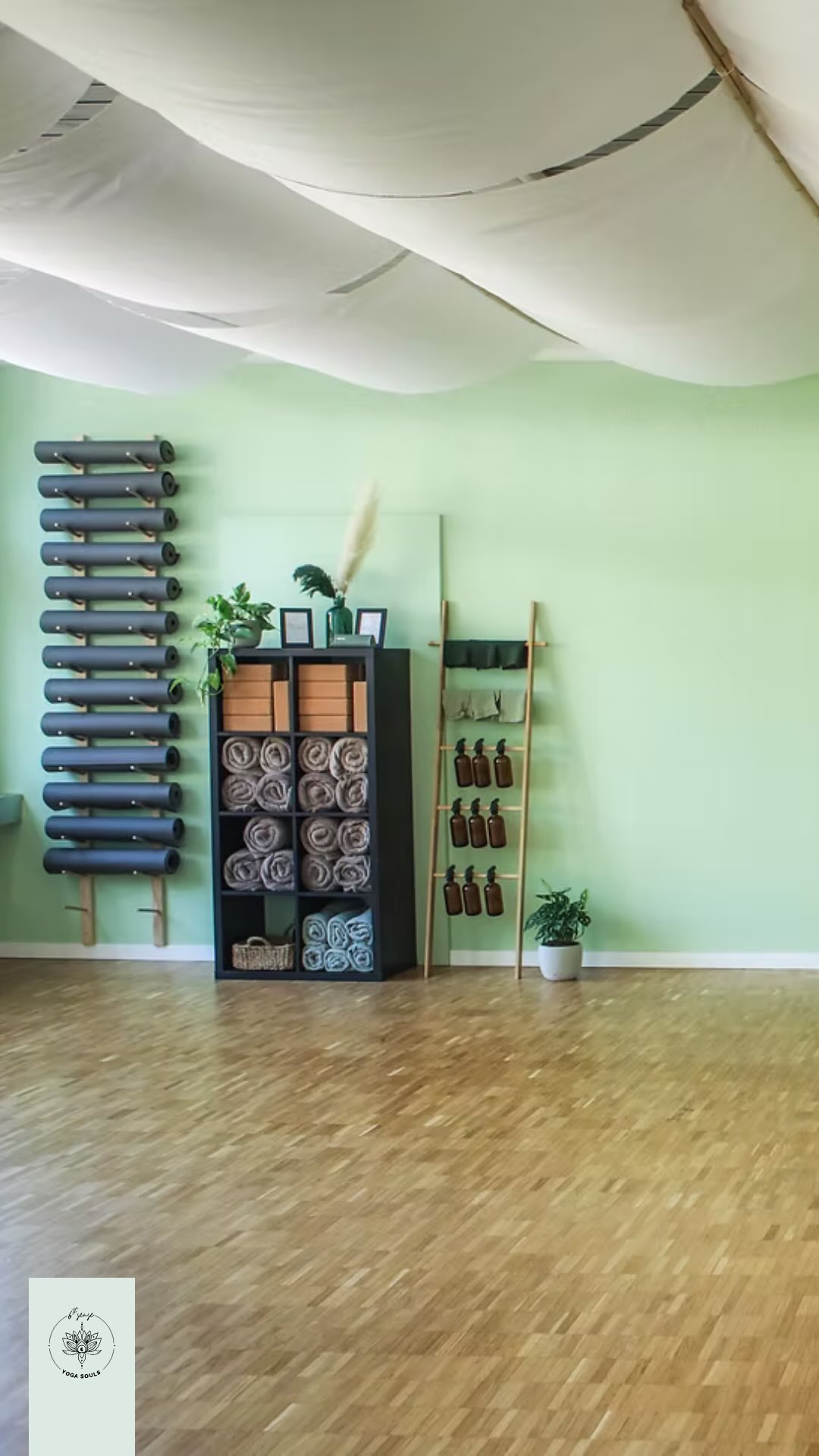 STOP paying for an
Office you don’t even use.
Hand aufs Herz. Wie viele Selbständige, Coaches, Therapeut:innen oder Start-ups zahlen jeden Monat hohe Fixkosten...
...obwohl sie ihren Raum nur ein paar Stunden oder wenige Tage pro Monat
really nutzen?
Exactly.
Deshalb gibt es unseren
Kraftort als Co-Working
& Seminar Space.
Für Ideen.
Für Meetings.
Für Workshops.
Für Deep Work.
Ein Ort für Fokus.
Für Menschen, die lieber in
ihre Vision investieren als
in Fixkosten for nonsens.
✨ WLAN.
✨ Teeküche.
✨ Parkplätze.
✨ Lichtdurchflutet.
✨ Sonos u. Samsung Musikbox
✨ Zentrale Lage - Bahnhof St. Margrethen nur wenige Gehminuten entfernt
and many more..
Und das Beste?
Du mietest den Space dann,
wenn DU ihn brauchst.
Ohne langfristige Verpflichtungen.
Ohne versteckte Kosten.
Ohne unnötige Fixkosten.
📅 Ab September sind wieder
ein paar Slots FREI.
Save your Space, bevor die
besten Zeitfenster weg sind.
👉 More Infos as usual
auf unserer Webseite.
Question of the Day: Wo entstehen
deine besten Ideen?
A) Zwischen 37 offenen
Browser-Tabs. 🙃
B) In einem Space mit
Ruhe, Licht & Fokus.
💭 Frage an dich:
Was würdest DU in unserem
Space als Erstes umsetzen?
Workshop?
Masterclass?
Coaching?
Team-Time?
👇 Schreib’s in die Kommentare.
Kennst du jemanden,
der seit Monaten sagt:
„Ich bräuchte endlich mal einen inspirierenden Space...“
...und immer noch am
Küchentisch arbeitet?
Dann schick dieser
Person dieses Reel. ❤️
Vielleicht wartet ihr nächster
grosse Business-Move genau hier.
Namasté. See you and
Welcome to our Flow Space.
Focus Flows.
Business Moves.
Where Ideas Grow. ✨
– Dein 6th Sense Yoga Souls Team
Co-Working Space Schweiz
Seminarraum mieten
Workshop Raum Ostschweiz
Meetingraum St. Margrethen
Flexibler Business Space
#CoworkingSchweiz
#SeminarraumMieten
#WorkshopSpace
#BusinessGrowth
OstschweizBusiness
