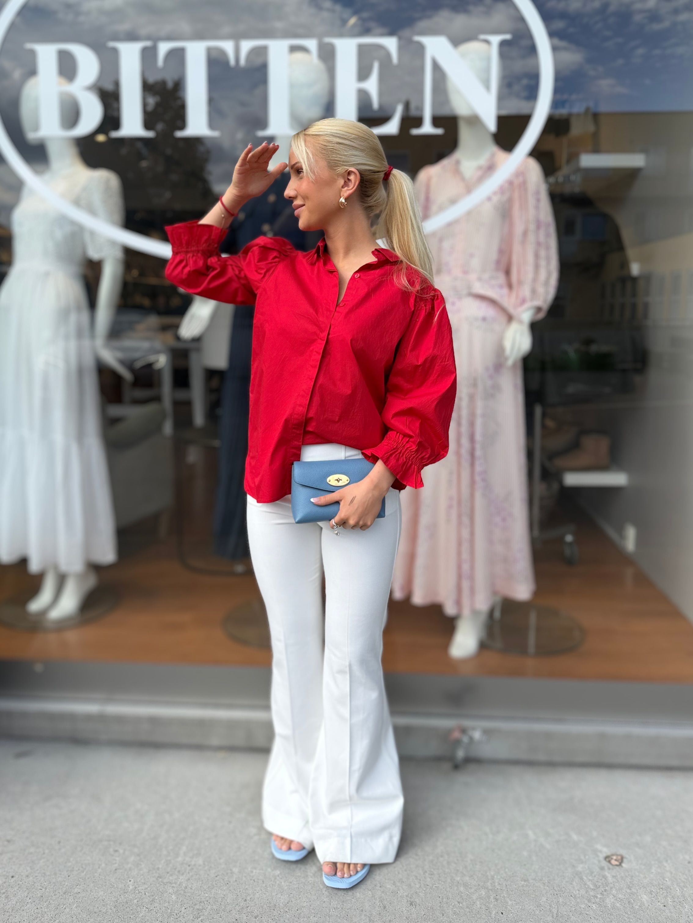 VM-outfits🇳🇴 La basen være en hvit bukse og style med overdel og tilbehør i rødt og blått, og med ett er du stilfull og klar for kamp😄
Vi har flere hvite bukser her på Bitten, ta turen innom for å prøve på.
Rød skjorte fra MissMaya
Blå skjorte fra Part Two
Belte fra Maison Boinet
Slippers fra Sleepers
Clutch fra Mulberry
Heia heia🇳🇴