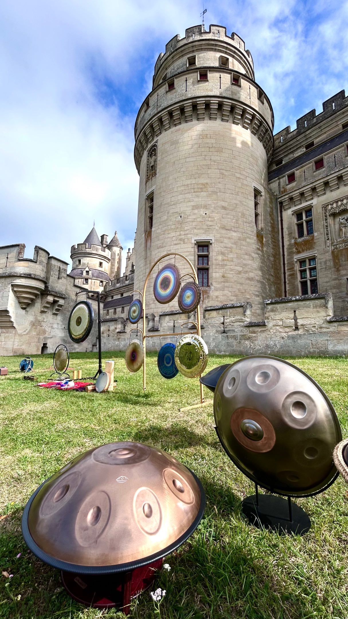BAIN de GONGS ✨au Château !
Quel immense bonheur d’avoir fait résonner nos Gongs dans ce cadre historique unique.
Un moment suspendu, là où les pierres racontent une histoire, où le temps a semblé ralentir pour laisser place à la vibration pure.
🙏 MERCI aux organisateurs du Festival @l_enceinte pour l’organisation et l’accueil chaleureux.
❤️ MERCI à vous, participants, pour votre écoute, votre présence lumineuse et vos retours si touchants après ce voyage sonore.
C’est dans ce partage et cette résonance collective que le Yoga du Son prend tout son sens.
Hâte de vous retrouver pour nos prochaines séances au 17 rue de Pierrefonds à Compiègne✨Vendredi / Samedi à 18h30 !
festival 🌀@l_enceinte
🏰 @chateau_pierrefonds
logistique 🙏🏻 @catherineed
images 💎 Gaëlle
@soundyoga.fr
#FestivalLEnceinte #BainDeGong #Sonotherapie