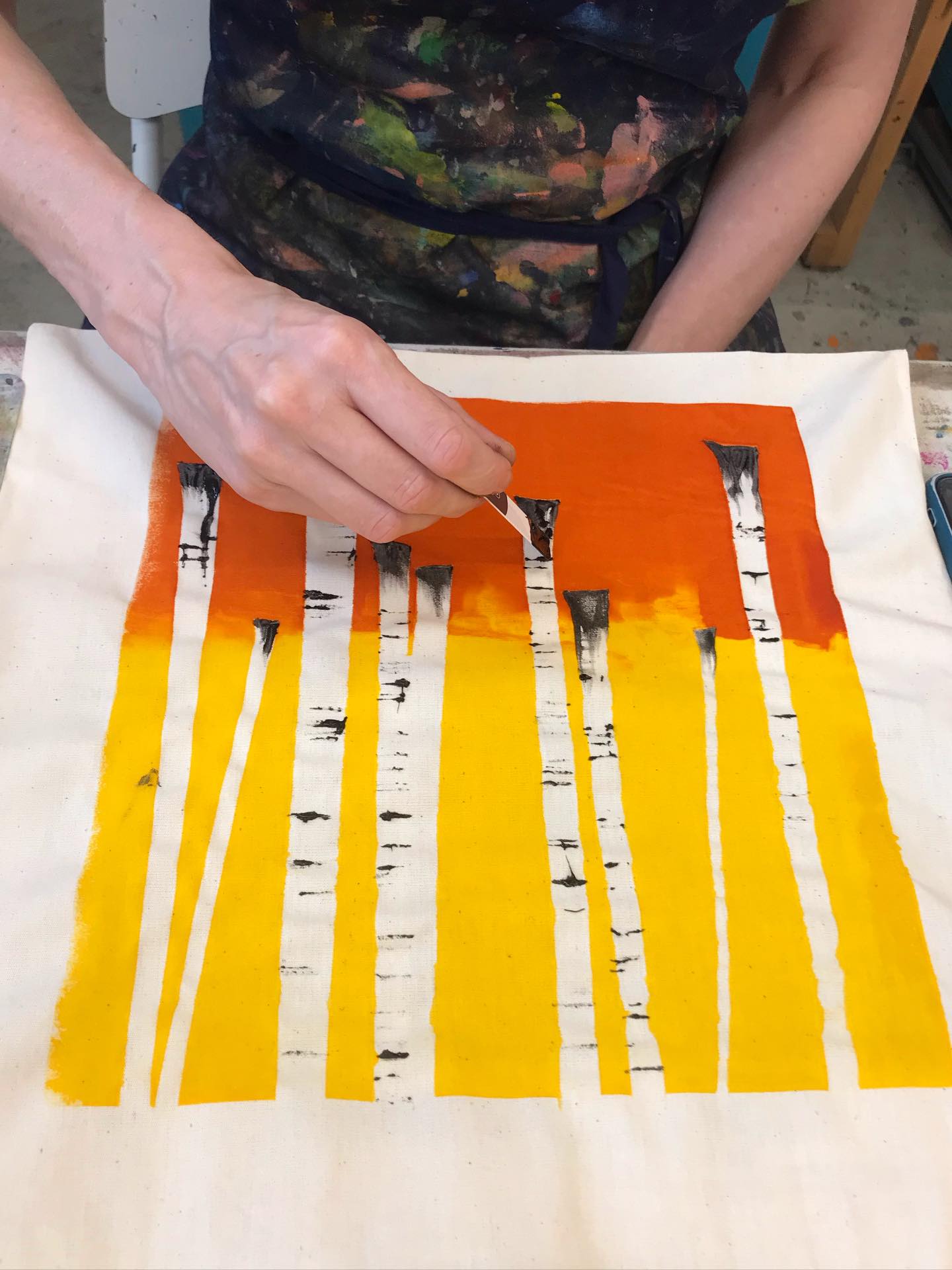 We had a brilliant afternoon with @artspacebrighton at the studio today, creating colourful and lively screenprints on fabric using paper stencil and monoprint techniques. Thanks for organising @sduffield9 everyone was absolutely buzzing from the session 🐝 such a busy creative afternoon ✨✨✨
#makingtogether #communitycollaboration #creativitymatters #sustainablescreenprinting #openaccessstudio