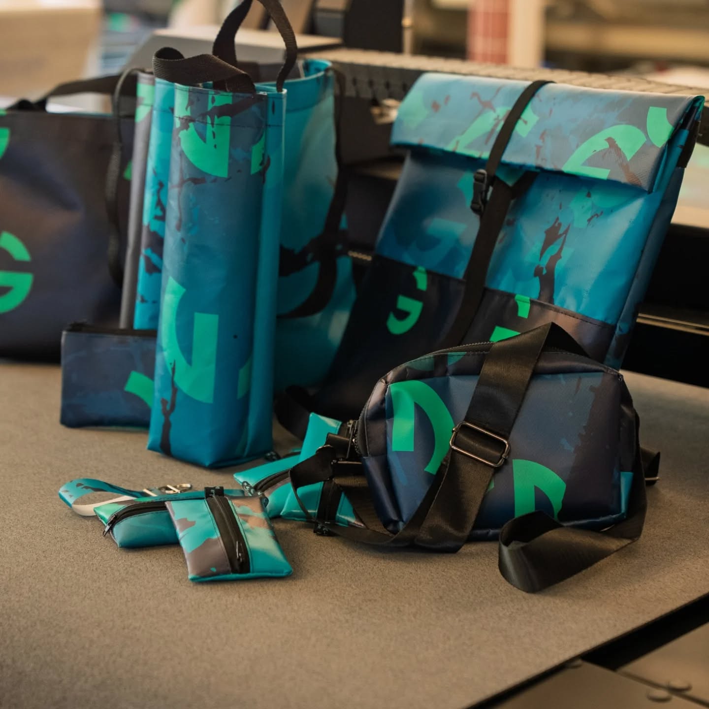 Agissez pour un recyclage responsable !
Apportez-nous vos bâches usagées et nous leur offrirons une nouvelle vie. Ensemble, transformons un déchet en accessoires pratiques, durables et originaux.
Chaque bâche récupérée contribue à limiter les déchets et à créer des objets uniques, fabriqués avec soin.