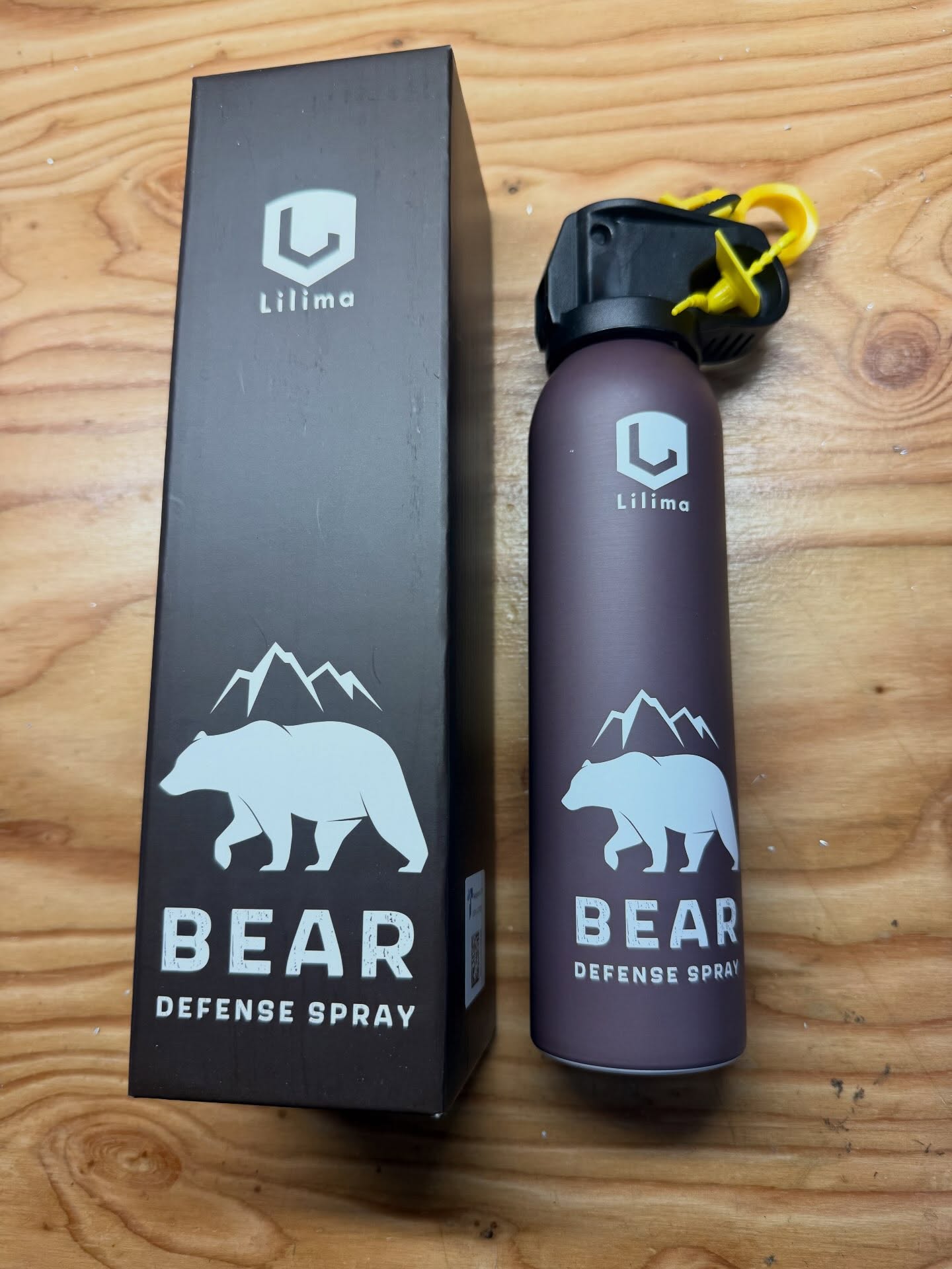 ヒグマ対策として、かわのこではツアー携行品としてベアースプレーを準備しています。これを持てば100%安全になるという訳ではありませんが心強いアイテムになる事は間違いありません。