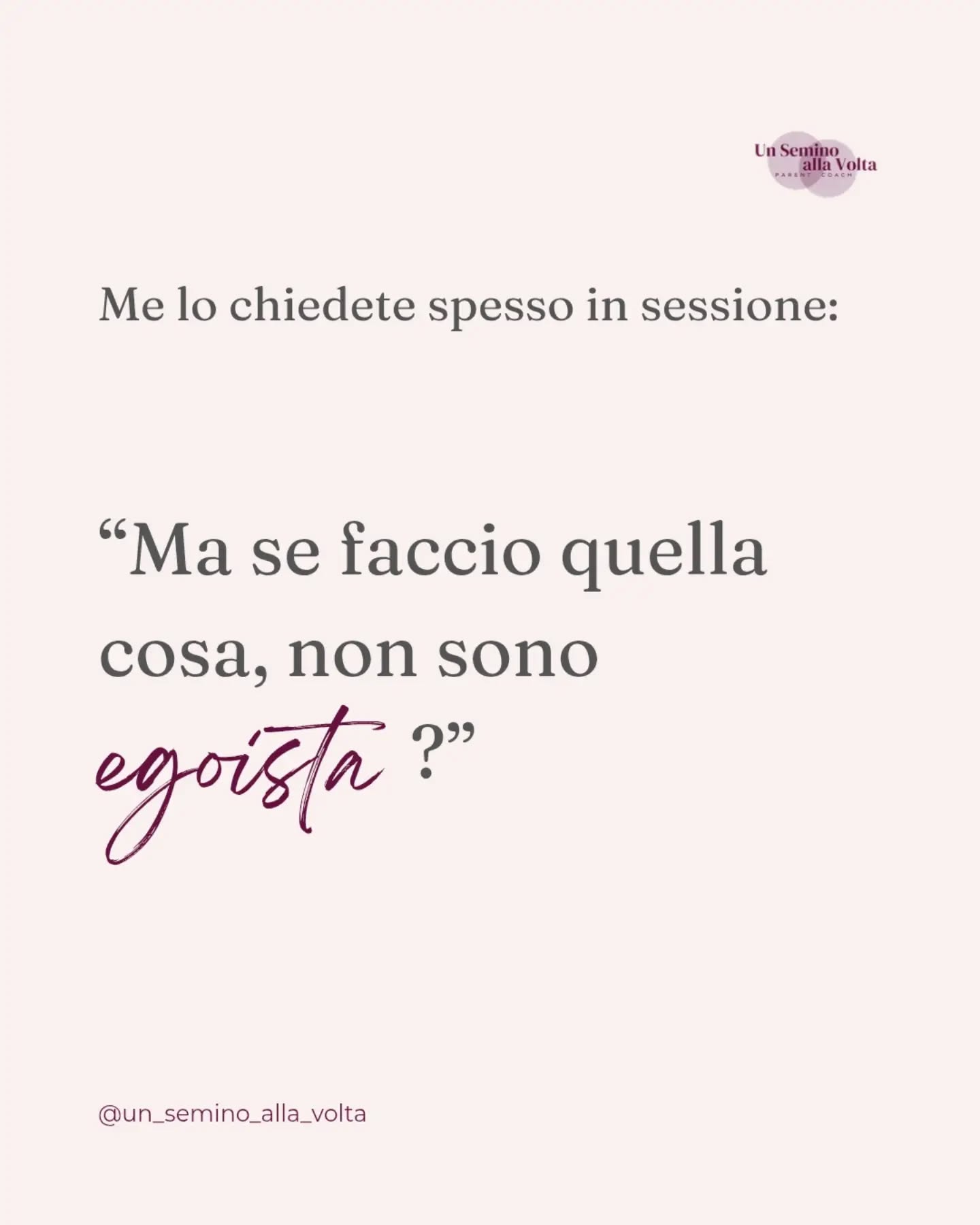 Il confine, la colpa che lo accompagna. Lo sguardo che decidiamo di posare su noi stessə quando qualcun altro potrebbe restarci male.
E' una competenza difficile da acquisire ma necessaria: la capacità di riconoscere i propri bisogni senza doverli giustificare, senza trasformarli automaticamente in una colpa da scontare.
Non è un talento innato. È qualcosa che si costruisce sessione dopo sessione, tentativo dopo tentativo, spesso proprio nel momento in cui ci si accorge che una scelta (pur necessaria) finisce per toccare anche chi ci sta vicino.
Succede con unə figliə le cui attività vanno ridimensionate per respirare come famiglia. Succede quando si lascia che il partner si assuma una responsabilità senza sorvegliarne ogni dettaglio. Succede con un "no" detto a un invito, o a un carico di lavoro in più, quando dentro non c'è già più niente da dare.
Ciò che mi interessa, nel lavoro sui confini, non è insegnare a smettere di sentire il peso dell'altro, la sua fatica, la sua delusione, ma a restare dentro la propria scelta anche mentre lo si accoglie.
Si può vedere chi resta ferito da un nostro limite, comprenderlo, e non arretrare comunque.
Chiamare amor proprio quello che per anni abbiamo etichettato come egoismo: è forse il passaggio più delicato di tutto questo percorso.
Qual è la cosa che ti fa sentire egoistə, quando provi a dire di no? Raccontamelo nei commenti