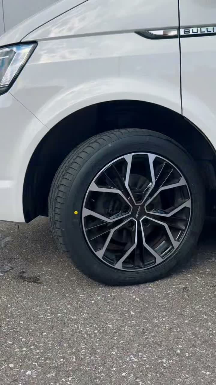 ☀️ Bereit für den Sommerurlaub? 🚐🌴
Mit den Falken Sommerreifen für deinen Volkswagen California startest du sicher, komfortabel und entspannt in den Urlaub. Egal ob Alpenpass, Autobahn oder Küstenstraße – Falken bietet hervorragenden Grip, hohen Fahrkomfort und zuverlässige Performance auf sommerlichen Straßen.
💦 Und nach der Reise?
Gönn deinem California eine gründliche Reinigung in unserer 24h Portal-Waschanlage – modern, schonend und jederzeit geöffnet. So bleibt dein Fahrzeug innen und außen in Bestform.
📍 PNEUSCENTER GmbH
Rienzstraße 21
Handwerkerzone St. Pauls
39037 Rodeneck (BZ)
📞 Tel.: +39 0472 888048
📲 WhatsApp: +39 348 6966069
🌐 www.pneuscenter.com
➡️ Vereinbare jetzt deinen Termin und starte perfekt vorbereitet in den Sommerurlaub! ☀️🚐
#Falken #VolkswagenCalifornia #CaliforniaCamper #Sommerreifen #Camping