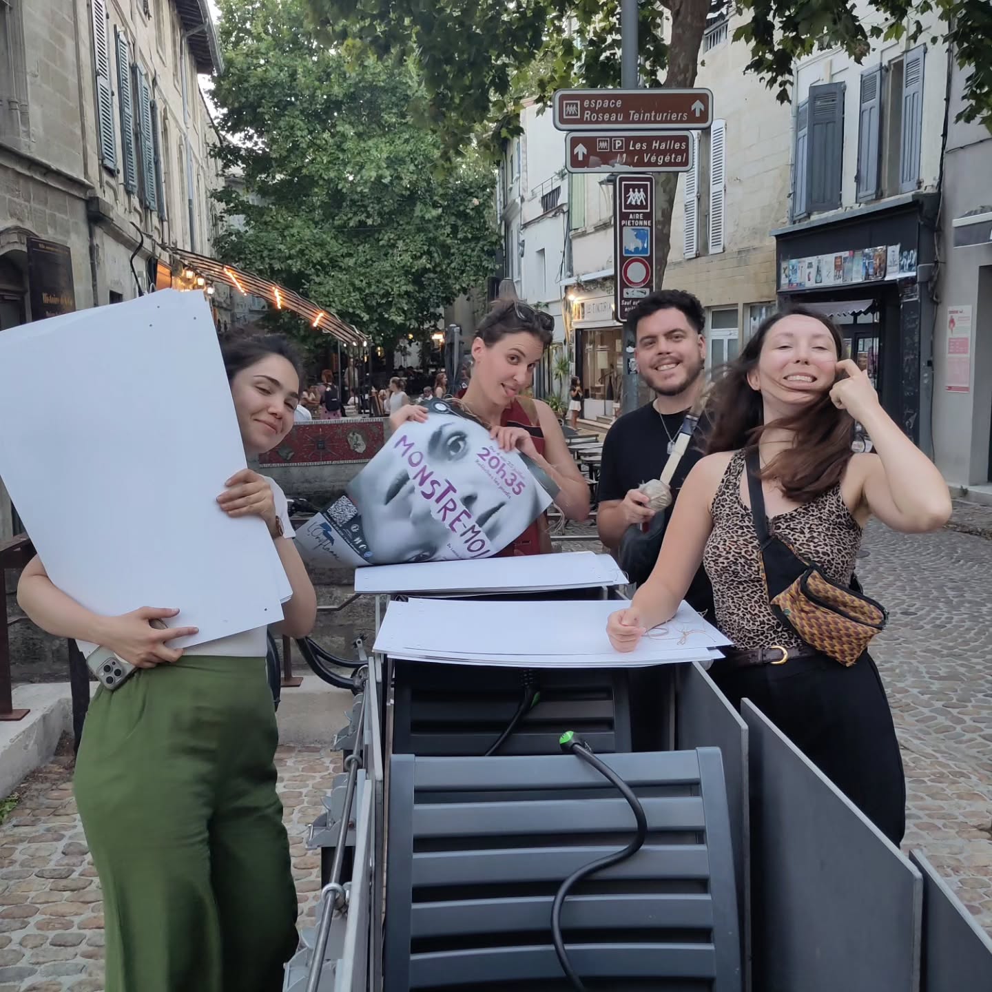 😈 C'est parti pour le Festival d'Avignon 🔥 Première étape : être visible dans la ville avec l'affichage !
Merci à cette super team ❤️
Rendez-vous du 4 au 25 juillet au @loriflamme.avignon à 20h35 relâche les jeudis 🎉
#festivaldavignon #avignonoff26 #theatre #loriflamme #affichage