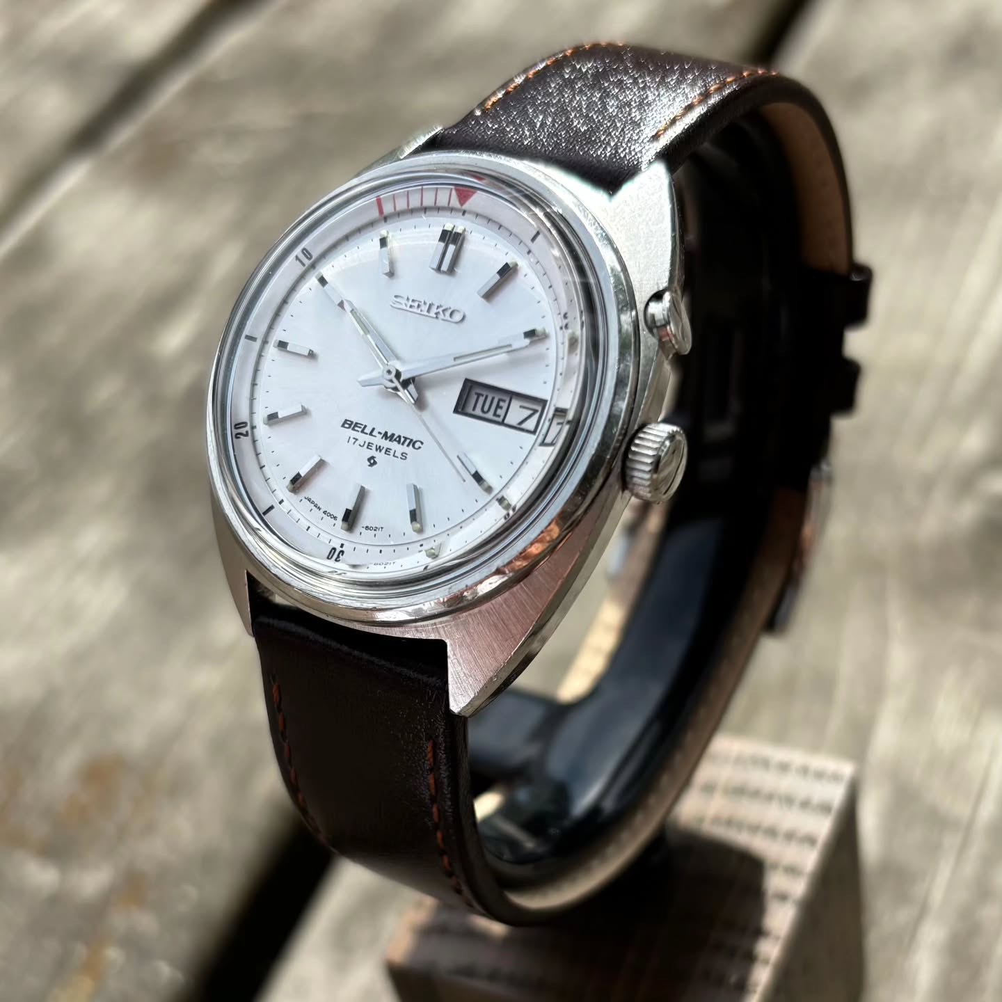 Till salu i verkstaden: Seiko Bellmatic mekanisk alarmklocka med dag och datum. En väldigt användbar funktion när man lagar mat eller tar en tupplur. Klockan har originalkrona och spänne. Vi har helrenoverat den här i vår verkstad. Den säljs med en Hirsch-band och två års garanti. Välkommen in och prova denna coola och praktiska pärla! Pris 8900:- -SÅLD-
#seikobellmatic #tidlösaur #ulvakvarn #uppsala