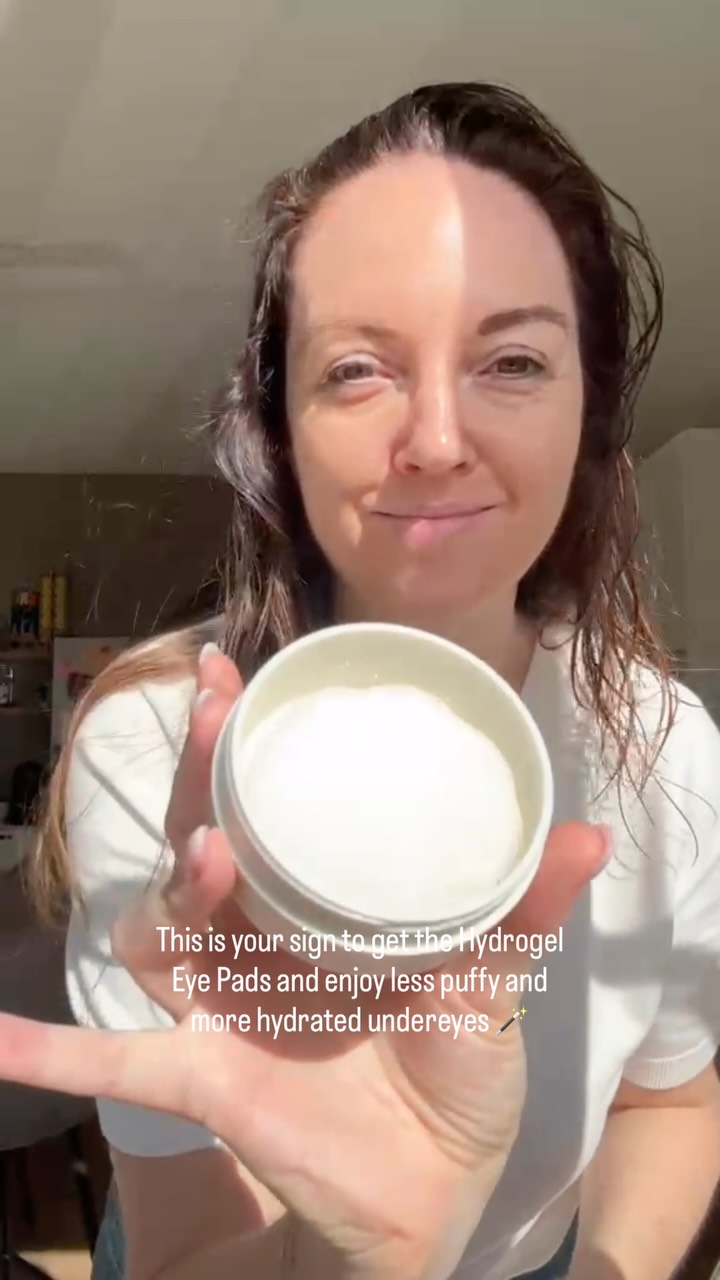 Geen plannen vanavond? Nu wel! ✨
Gun jezelf een mini selfcare-moment met de Hydrogel Eye Pads van MyBloss en start de nieuwe week met een frisse, uitgeruste blik. 💛
Deze verkoelende oogpads zitten boordevol koffie-extracten en natuurlijke ingrediënten die helpen om wallen, donkere kringen en fijne lijntjes zichtbaar te verminderen. Resultaat? Een stralende, wakkerdere oogopslag.
🥶 Tip van Lien: bewaar ze in de koelkast voor een extra verkoelend depuff-effect en een instant glow.
Waarom wij fan zijn:
✨ Vermindert zichtbaar wallen, kringen en tekenen van vermoeidheid
✨ Verheldert en verfrist de oogcontour
✨ Hydrateert en voedt intensief
✨ Geschikt voor alle huidtypes, ook de gevoelige huid
Shop jouw Hydrogel Eye Pads gemakkelijk via purelle.be 🤍