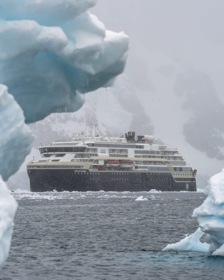 Through the ice and snow with MS Fridtjof Nansen in Antarctica ❄️🛳️
✨ Have you ever dreamed of a true polar adventure?
📸: Timo Heinz / @globetrottingtimo
#antarctica #hx #hxexpeditions
#TravelsUnderTheSun #LifeIsShort #TravelInspiration