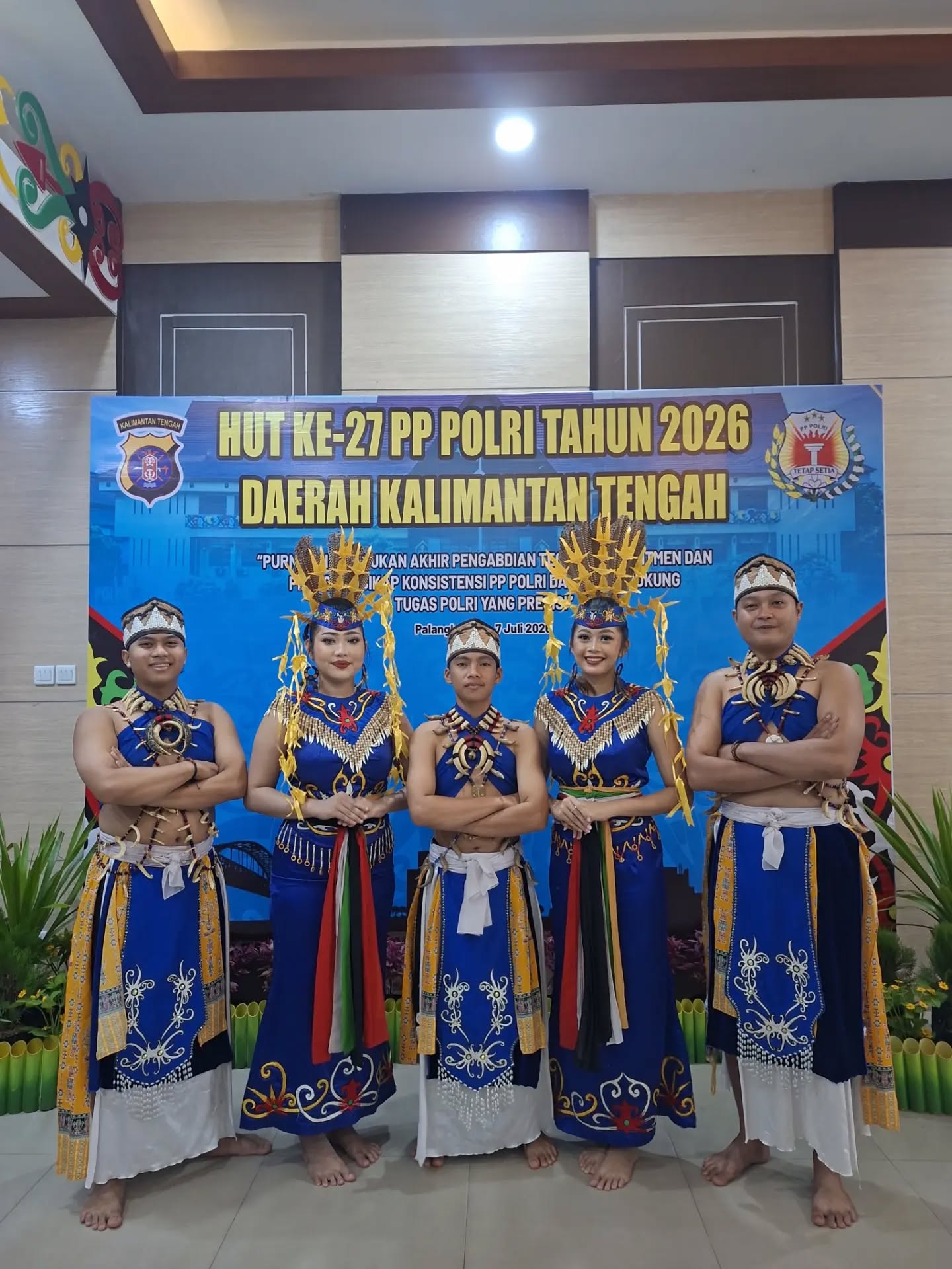 Penampilan dari @sanggar_seni_betang_batarung dalam Acara *Syukuran HUT XXVII PP POLRI Tahun 2026 Daerah Kalimantan Tengah*
Selasa, 7 Juli 2026
Terimakasih atas kepercayaan nya kepada
Sanggar Seni Betang Batarung
Untuk Info & Reservasi Silahkan hubungi :
- Penampilan Tarian : 0821 5860 9596 (admin 1) 0821 5842 3592 (admin 2)
- Penyewaan baju adat : @betang_collection
- Kelas tari : 0821 5860 9596 (admin 1) 0813 4516 9801 (admin 2)
#tarian #kalimantantengah #centralborneo #tariantradisional #tariandayakpesonaindonesia wonderfullindonesia
