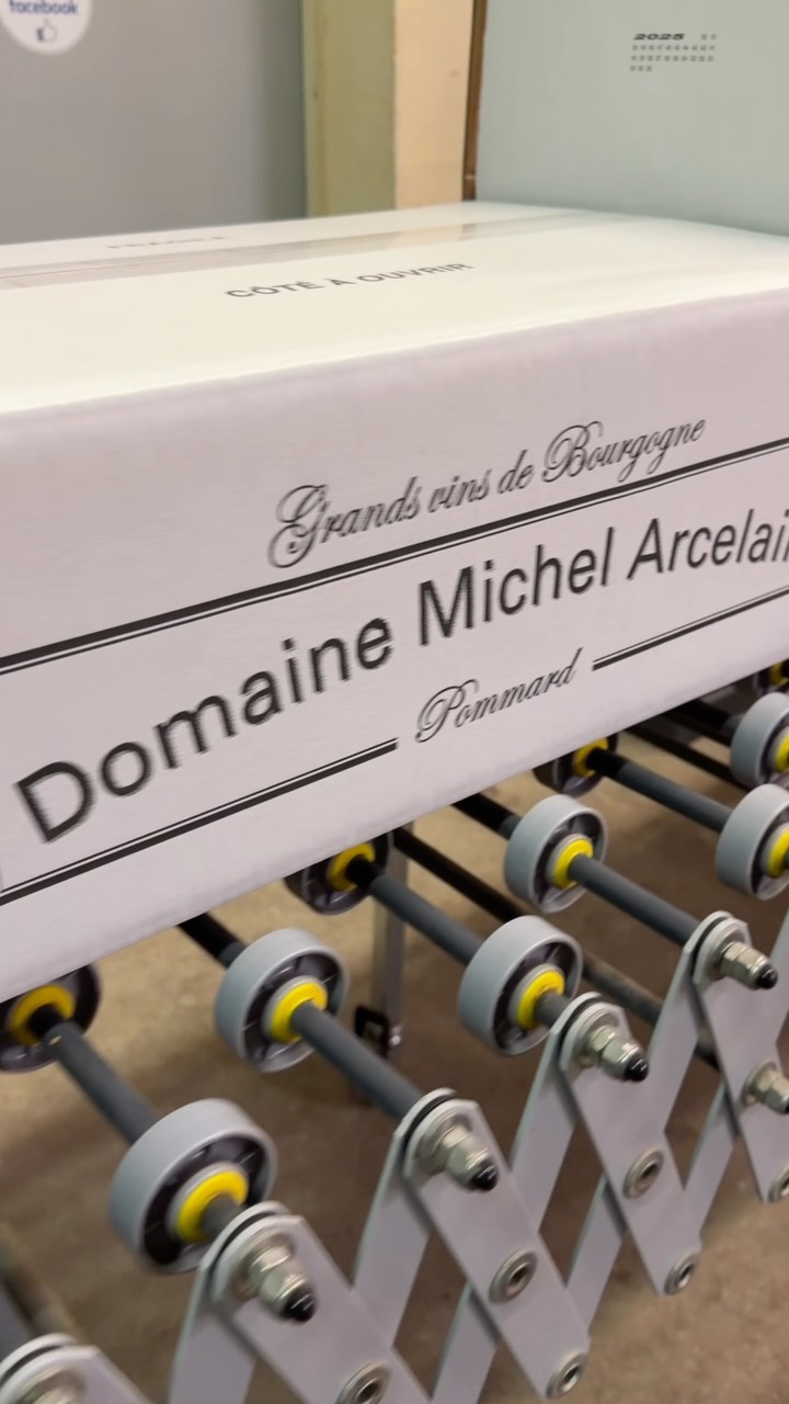 📦 Il y a des images qui nous font toujours autant plaisir.🍷
Voir les cartons de notre Beaune 1er Cru Clos des Mouches quitter le domaine, c’est la fin d’un long chemin commencé il y a plusieurs années dans les vignes.
Une bouteille, ce n’est jamais seulement du vin. C’est un millésime, des choix, des doutes parfois, beaucoup de travail… et surtout la passion de faire vivre notre terroir.
Aujourd’hui, une nouvelle expédition prend la route. Nous espérons que chaque bouteille procurera autant de plaisir à ceux qui la dégusteront que nous en avons eu à la produire. 🍷
Merci à tous ceux qui nous accordent leur confiance et qui permettent à l’histoire du Domaine Michel Arcelain de continuer à s’écrire, bouteille après bouteille. ❤️
Rdv sur notre site internet pour plus de détails: https://www.domainemichelarcelain.com/vins/beaune-1er-cru-clos-des-mouches
#DomaineMichelArcelain #ClosDesMouches #BeaunePremierCru #Bourgogne Vigneron