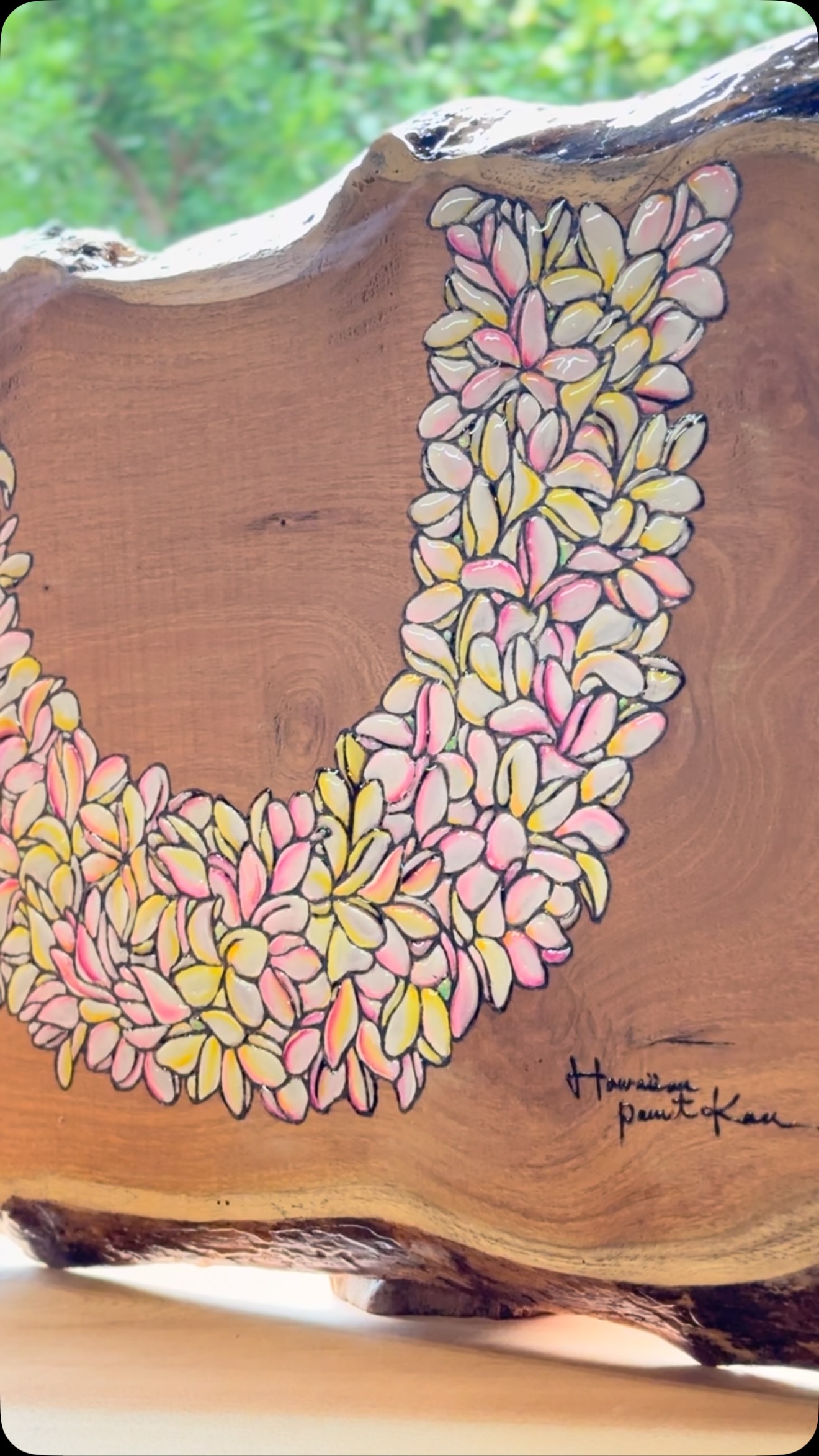 天然木に描いた、プルメリアレイが完成しました。
光を受けて花びらが優しく輝くよう、一輪一輪に想いを込め、コーティングで仕上げています。
優しく包まれたプルメリアレイ
ハワイで「絆」や「祝福」を象徴する二つのレイを、一枚の天然木に表現しました。
この作品は 阪急うめだ本店 ハワイフェア にて初お披露目となります。
ぜひ会場で、天然木ならではの木目や質感、そして光によって表情を変えるプルメリアをご覧ください。
📍阪急うめだ本店 ハワイフェア 2026
🗓 7月8日(水)〜14日(火)
📍 9階 祝祭広場 ステージ前
Hawaiian Paint KAN ブース
皆さまにお会いできるのを楽しみにしております
#hawaiianpaintkan #hawaiilife#hawaiifair2026#阪急うめだ本店