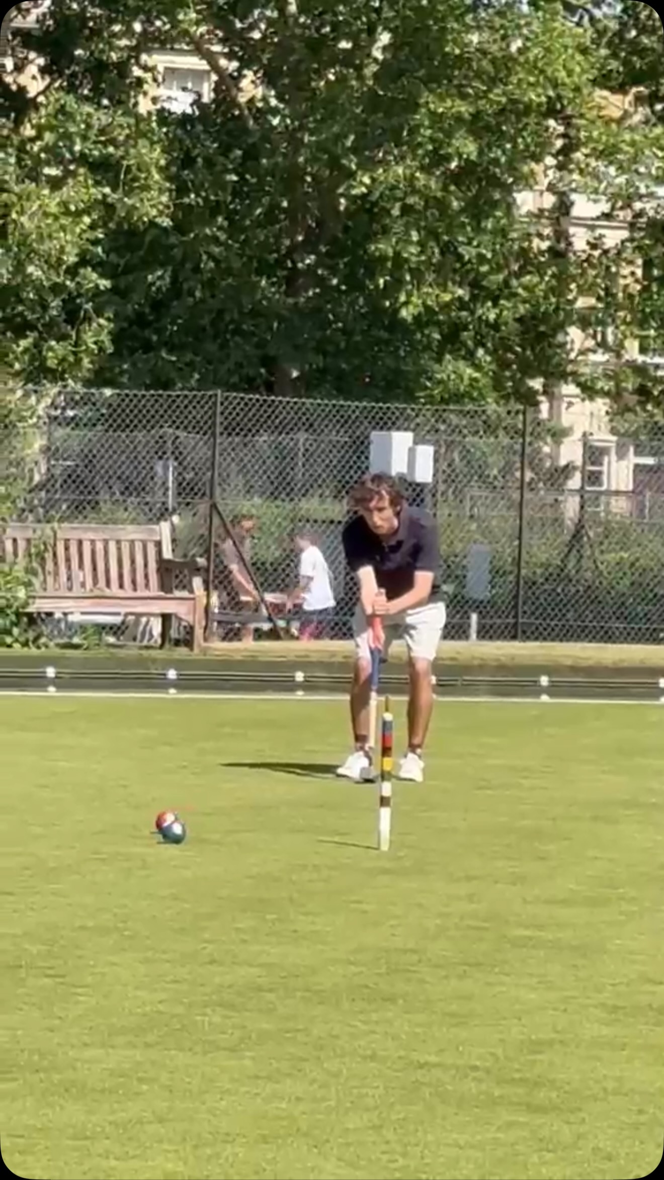 The first rule of Bowls Club is to always talk about Bowls Club. If you’ve ever watched Fight Club you’ll know that Marla Singer never sees Tyler Durden and the Narrator at the same time, because (spoiler alert) they are the same person…. you may have thought the same about croquet and bowling at Parliament Hill. But the reason you never see us together is because we time-share the green with @hampsteadheathcroquet and rarely see each other except briefly at cross-over times. This Sunday however, the last day before our pavilions closed and we both had to pack all our belongings, the stars aligned and we all played together. In the ‘Bowls Club’ film version I’m not sure which of us is the alter ego who lives in hedoism, for pure pleasure and chaos….
🎥 @nadzoid
#Fightclub #bowlsclub #lawnbowlsforlife #hampsteadheath