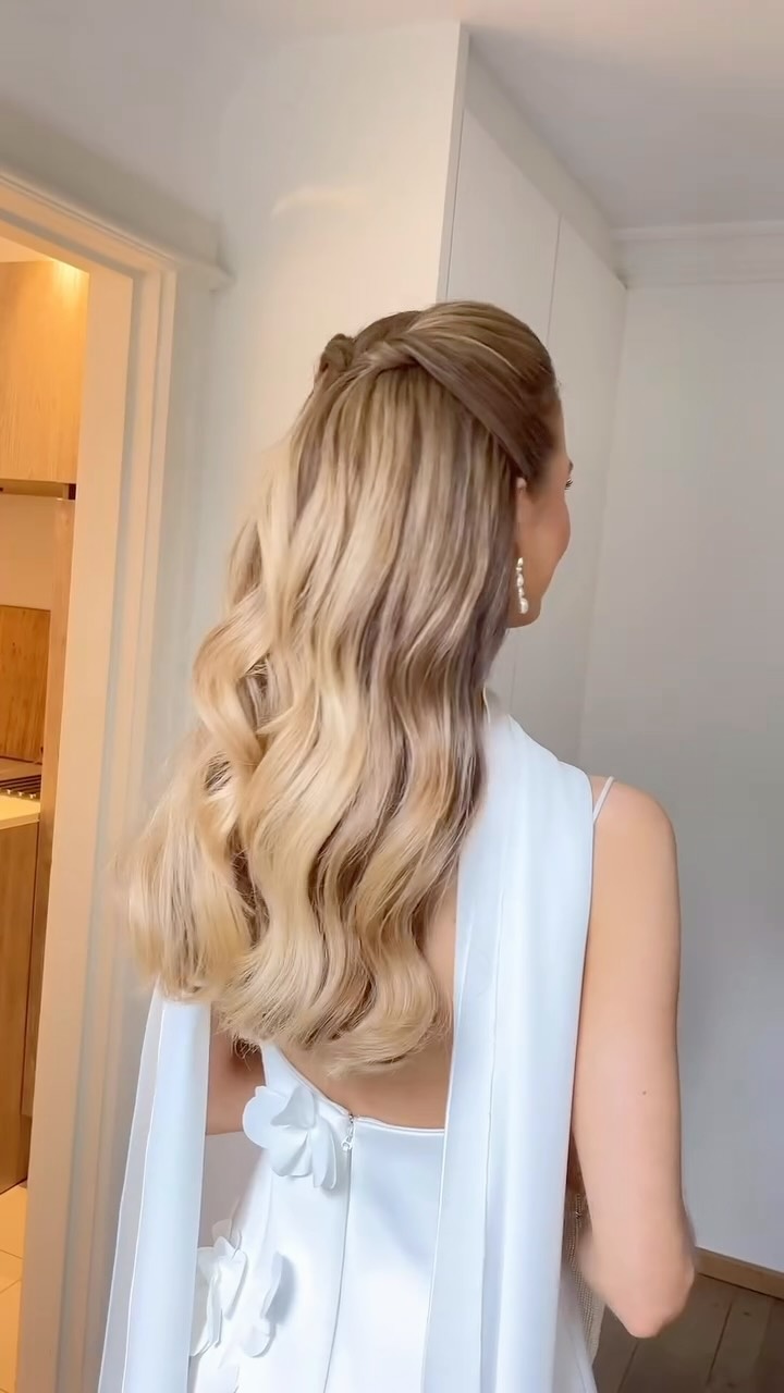 Beautiful polished bridal twisted half upstyle.
This is a style I love doing on my brides and it looks so elegant. It’s perfect if you want to wear your hair down but out of your face (and it’s going to look naturally snatched too)
Save this video as your bridal hair inspo 🤍
If you’re a 2027 bride and want this hairstyle on your wedding day, let’s chat. Send me a dm or enquire via my website.
•
•
•
•
•
•
Bridal hairstyle - bridal hair inspo - bridal hairstylist belgium - bridal hairstylist europe - bridal hairstylist italy - bridal hairstylist france - bridal half up half down
#bridalhair #bridalhairstyle #bridalhairstylistbelgium #bridalhalfuphalfdown #modernbridalhair