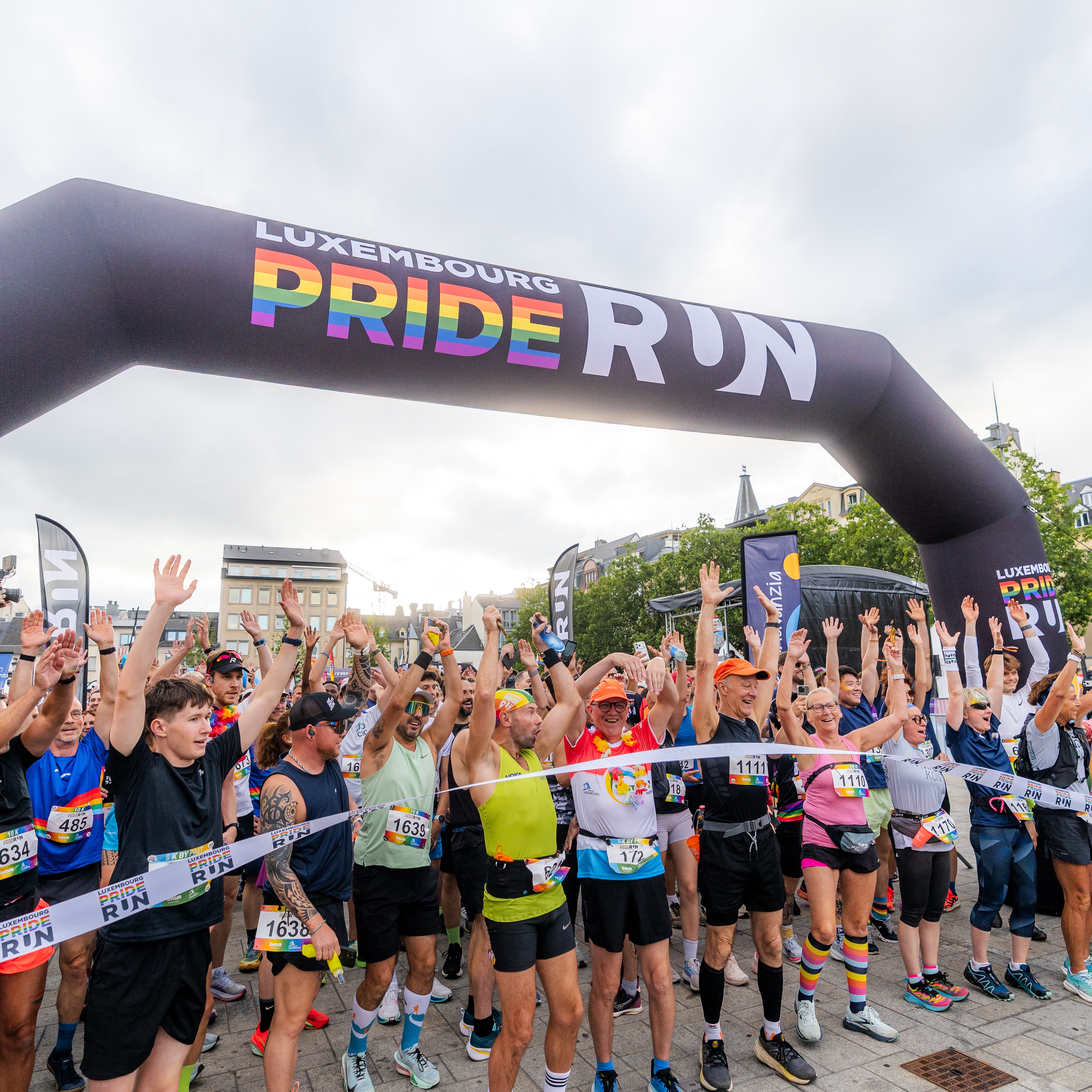 𝗪𝗼𝘄, 𝘄𝗼𝘄, 𝘄𝗼𝘄, 𝘄𝗵𝗮𝘁 𝗮 𝗯𝗹𝗮𝘀𝘁!
Last night, 4,000 runners came together for one shared purpose: promoting diversity and inclusion for all. No timing, no competition… just the joy of being together and celebrating the freedom for everyone to be who they are, both in their professional and private lives.
Companies, families, associations, friends… you showed up in incredible numbers to support this beautiful cause, and we thank you from the bottom of our hearts.
This event would not be possible without the logistical and financial support of all our partners. Your commitment makes the Pride Run shine, thank you for standing with us.
A huge thank you as well to the @villedeluxembourg and its various departments for welcoming us and ensuring the best possible conditions for the event.
And a special thought goes to @maurice.bauer, who unfortunately could not be present last night but has been actively supporting the project since its very beginning.