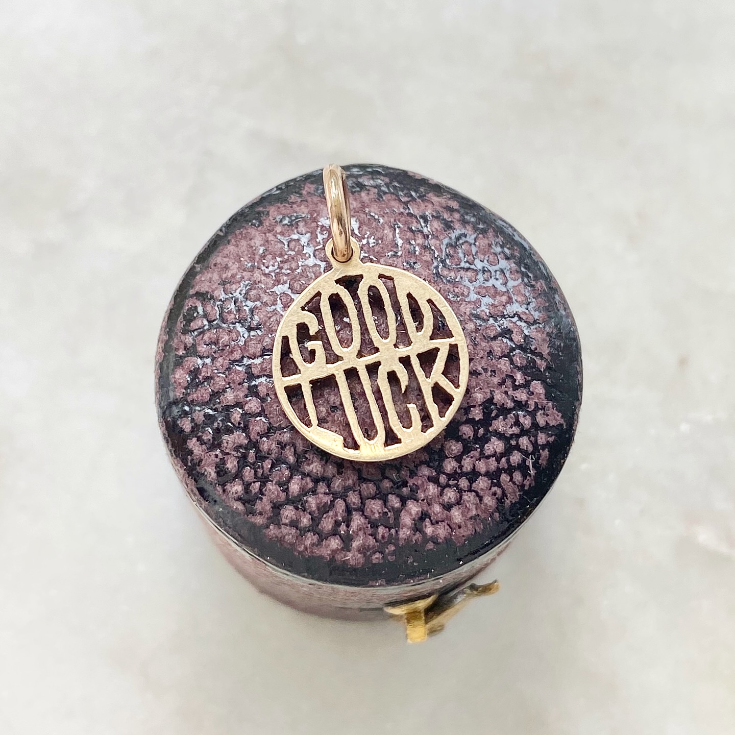 🍀 Some charms are subtle, others just say it how it is 😅 We love the circular design of this vintage gold good luck charm 🥰 The letters perfectly fit the shape and have a sweet cut out design too 💛 Perfect if you’re a fan of round charms or lucky charms (or both!) 😍 You can find it over on our website, we’ll post a link in our stories ✨