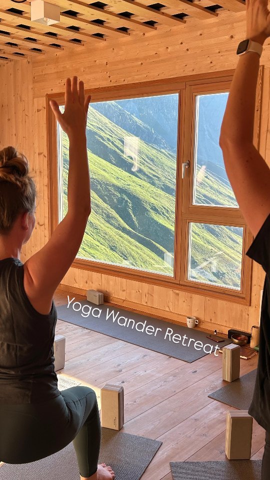 Das dritte Jahr in Folge sind wir hier ein Wochenende abgetaucht.
Auf über 2300m, ohne Internet, mit leckerstem Essen und dem erdendsten Ausblick aus unserem Yogaraum. Hier fällt es so viel leichter zurück in die Balance und Verbindung zu kommen.
Wie unsere Tage so ausgeschaut haben?
5.15 Sunrise Meditation
6.15 Vinyasa Yoga & Journaling
8.00 buntes Frühstück
10.00 Wandern (choose from Gletschersee, Gipfel, Sonnenliege)
15.00 Weizen, Kaffee, rießen Kuchenstücke
16.15 Flow to Yin / Yoga Nidra
18.00 3-Gänge Abendessen
Lesen, ratschen, schnapseln, früh einkuscheln
Ich freu mich jetzt schon aufs nächste Jahr. Wie immer, erstes Juli Wochenende.
⛰️02. - 04. Juli 2027 @neue.regensburgerhuette
Du magst nicht mehr so lange warten? Dann komm im September mit nach Südtirol! Hier gibts sogar nen kleinen Wellnessbereich und wir sind mitten in den Almwiesen mit mehr Platz, mehr Zeit und mehr Komfort.
⛰️ 03. - 06. September 2026
@starkenfeld
✨️Alle Infos und Link zur Buchung siehe Bio✨️
See you on the mat!
Love, Chrisi ♡
#yogawanderretreat #neueregensburgerhütte #yogaretreatseptember #yogaundberge #starkenfeld