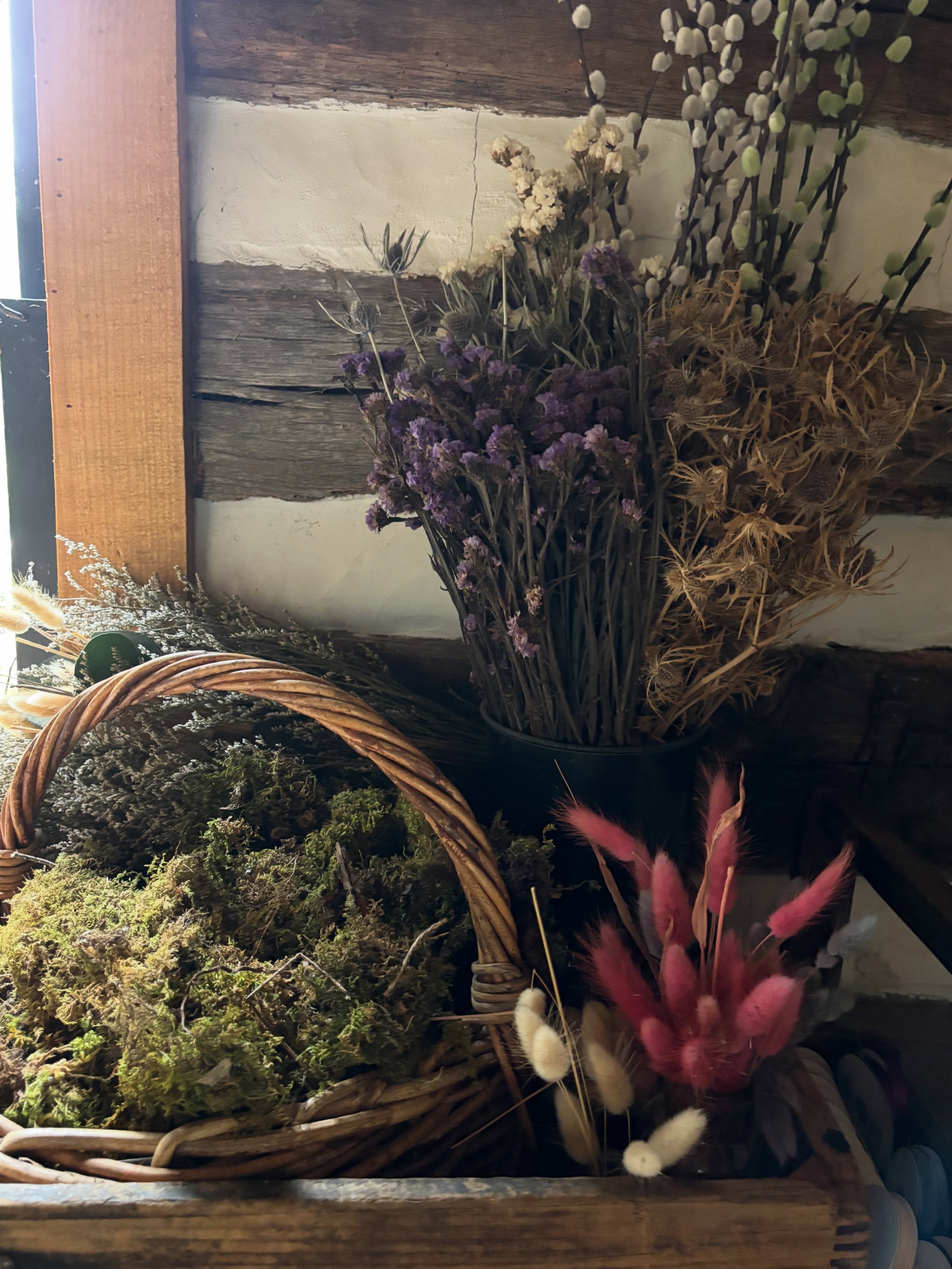 Three generations, one misty Saturday morning. I love hosting small groups for meaningful events-creativity, good conversations, laughs and time spent together, in the garden and cabin.
Event: Sweet Wreaths & Four Seasons/Five Senses Sensory Garden Walk