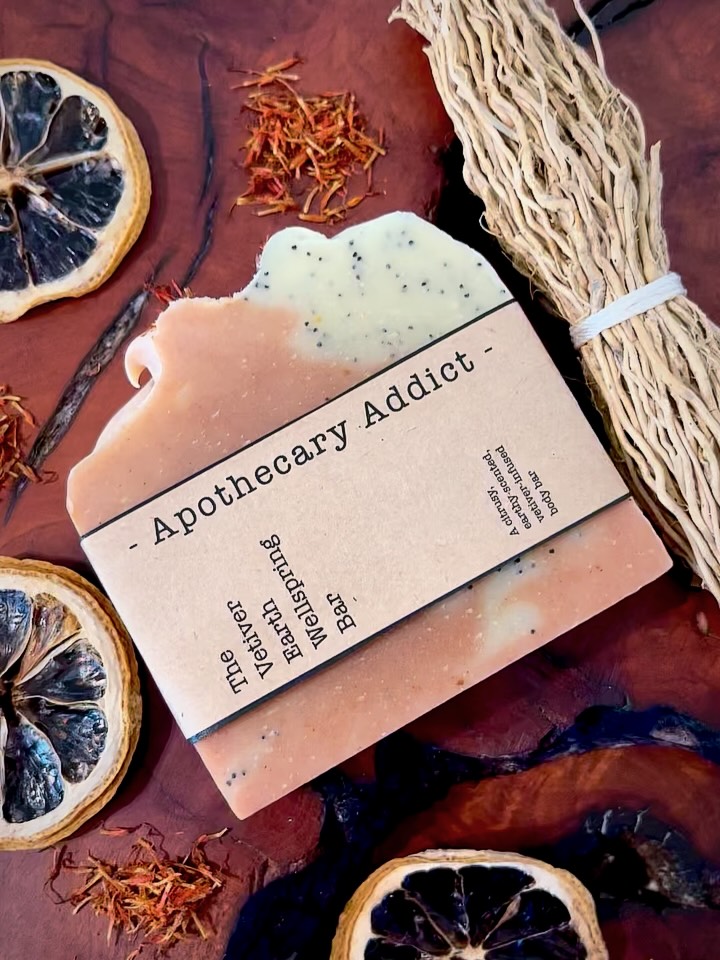 🌞 A little summer check-in from @apothecary.addict...
The gardens are full, the days are long, and I’ve been reaching for grounding rituals that help me slow down and savor the season.
One of my favorites is **The Vetiver Earth Wellspring Bar** from @apothecary.addict
🌿🍊 Crafted with pure vetiver, bright orange, atlas cedarwood, ylang ylang, and patchouli essential oils, it’s earthy, softly citrusy, and wonderfully centering—a little moment of calm in the middle of a busy summer day.
Rich mango butter, generous raw shea butter, and nourishing botanical oils create an incredibly creamy lather that leaves skin feeling comforted and cared for. Finished with safflower petals and organic poppy seeds, it’s one of those bars that feels as beautiful to use as it is to hold.
Here’s to slowing down, reconnecting with the earth, and finding joy in the little rituals. 🌿⚗️✨
#ApothecaryAddict #ColdProcessSoap #BotanicalSkincare #Vetiver #SlowLiving