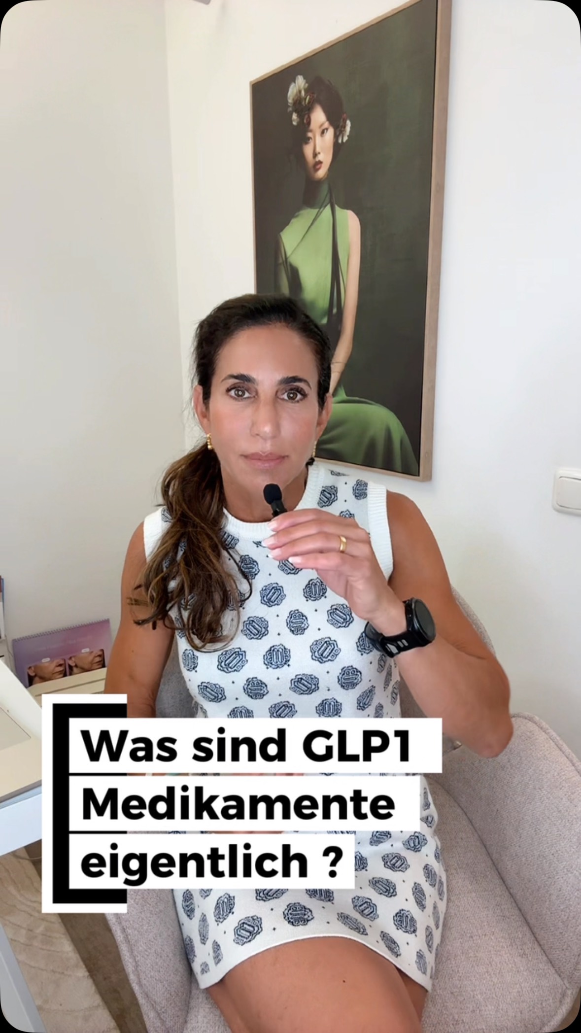 GLP-1 ist kein neuer Diät-Trend, sondern ein körpereigenes Darmhormon.
Es wird nach dem Essen ausgeschüttet und hilft dabei, Blutzucker, Insulinantwort, Magenentleerung, Hunger und Sättigung zu regulieren.
Die Forschung dazu ist schon deutlich älter: GLP-1-basierte Medikamente wurden zunächst vor allem bei Typ-2-Diabetes eingesetzt.
Heute sind bestimmte Präparate — je nach Wirkstoff und Zulassung — auch für das medizinische Gewichtsmanagement bei Adipositas oder Übergewicht mit Begleiterkrankungen zugelassen.
Wichtig: Es geht nicht um eine „Spritze für ein paar Kilo“, sondern um eine ärztlich begleitete Therapie bei klarer Indikation.👩🔬
Vereinfacht gibt es 3 wichtige Wirkgruppen:
1. GLP-1-Rezeptoragonisten
Sie unterstützen Sättigung, reduzieren Hunger und helfen bei der Blutzuckerregulation.
2. GLP-1/GIP-Agonisten
Sie wirken über zwei Stoffwechselwege und können Appetit, Sättigung und Stoffwechsel noch breiter beeinflussen.
3. Triple-Agonisten
Sie befinden sich überwiegend noch in Forschung und Entwicklung und kombinieren mehrere hormonelle Stoffwechselachsen.
Zugelassene Medikamente werden hinsichtlich Qualität, Wirksamkeit und Sicherheit geprüft. Das bedeutet nicht, dass sie nebenwirkungsfrei sind — deshalb gehören sie in ärztliche Hände.
Wichtig ist auch die klare Abgrenzung zu nicht zugelassenen Compound- oder Online-Produkten. Hier können Dosierung, Reinheit, Lagerung und Sicherheit nicht zuverlässig garantiert werden.
Bei Skinembrace betrachte ich GLP-1 nicht isoliert, sondern als Teil eines medizinischen Gewichtsmanagements: mit Anamnese, Verlaufskontrolle, Körperanalyse, Fokus auf Muskelmasse, Ernährung, Bewegung und langfristiger Stabilisierung.
Nicht schnell um jeden Preis.
Sondern medizinisch sinnvoll begleitet.
#GLP1 #Gewichtsmanagement #Adipositas #MedizinischesGewichtsmanagement
KI-Hinweis: Dieser Beitrag wurde mit KI-Unterstützung erstellt und medizinisch redaktionell geprüf