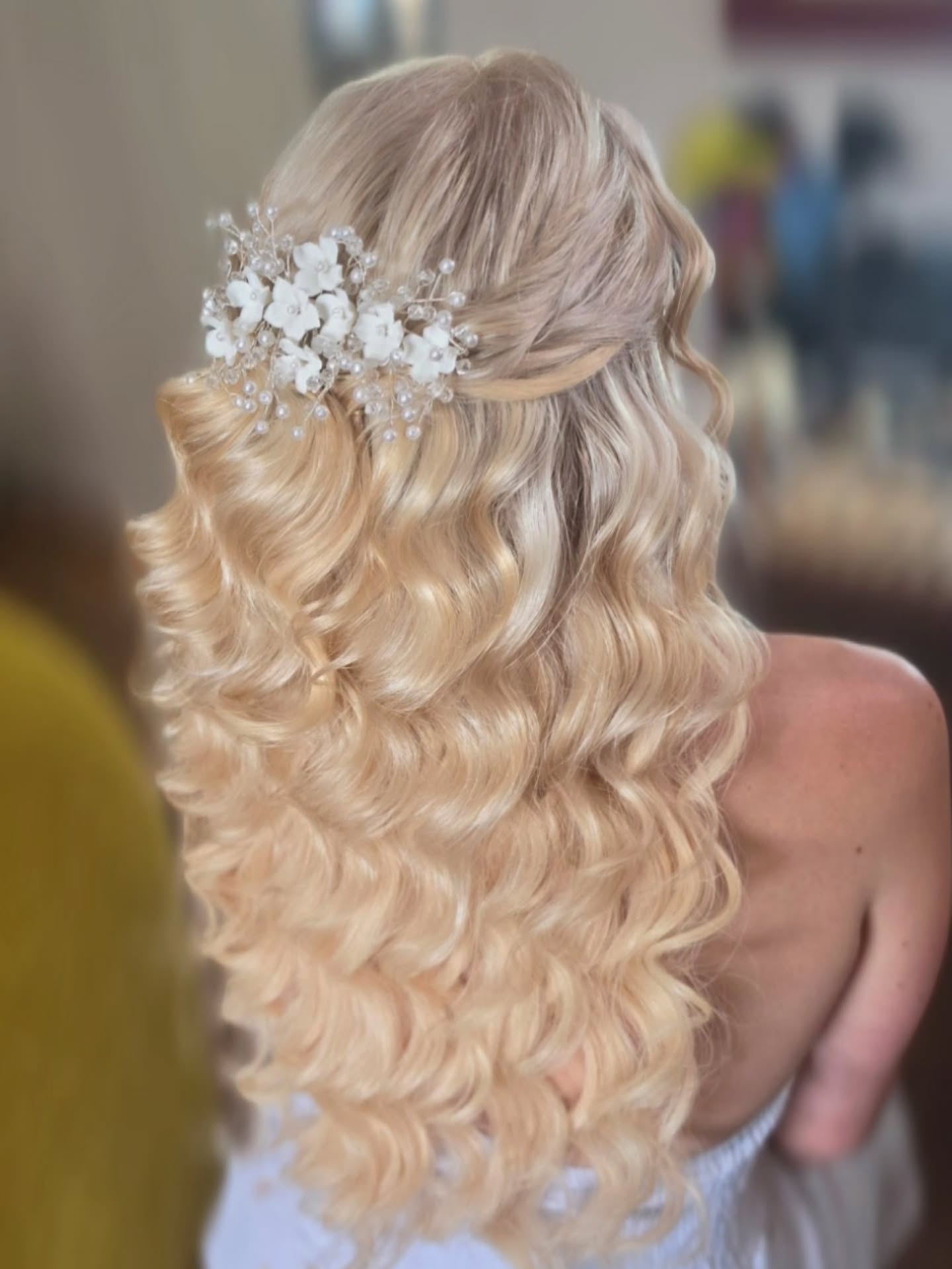 WOW, ist diese Brautfrisur nicht
einfach ein Traum? 😍
Diese romantische Frisur mit weichen Wellen und zartem Haarschmuck war einfach perfekt für den großen Tag. ❤️
#brautfrisur #brautstyling #bridalhair #hochzeitsfrisur #weddinghairstyling
@renner.makeup