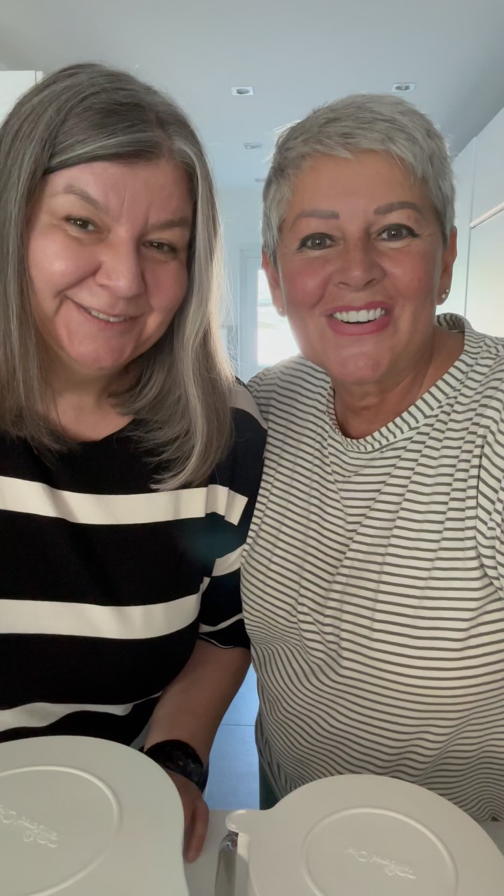 Heute gibt’s liebe Grüße direkt aus meiner Küche! 🥰
Kerstin ist heute bei mir zu Besuch und wir nutzen die Zeit für ein gemeinsames Arbeitstreffen. Natürlich wollten wir die Gelegenheit nicht verpassen, euch ganz herzlich zu grüßen! 💚
Und wenn wir schon dabei sind, möchten wir euch noch an etwas erinnern: Die 1-Liter-Nixe ist aktuell noch über meinen Onlineshop bestellbar. ✨ Wenn du die 2-Liter-Nixe, die leider bereits ausverkauft ist, schon zu Hause hast, ist die 1-Liter-Nixe die perfekte Ergänzung für dein Set.
Warte also nicht zu lange – damit dein Nixen-Set komplett wird. 💚
👉 Bestelle deine 1-Liter-Nixe direkt über meinen Onlineshop. Und teile diesen Beitrag mit jemandem, der die 1-Liter-Nixe unbedingt noch braucht! 😊
Liebe Grüße Martina mit Kerstin
#PamperedChef #Nixe #Küchenliebe #KochenMitFreude #Küchenhelfer