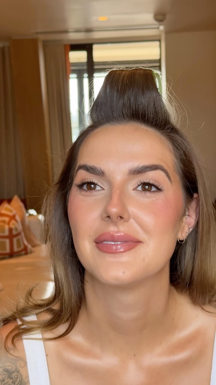and that’s the power of makeup 🪄✨
Love love love this makeup on my gorgeous bride Molly 🤩 I filmed it so stay tuned if you’d like to see how I created this look.
#bridalmakeup #londonmakeupartist #destinationmakeupartist
Makeup that starts here
Makeup that starts like this
Makeup before and after
Modern bridal makeup
Hailey Bieber makeup
London bridal makeup artist
Destination makeup artist