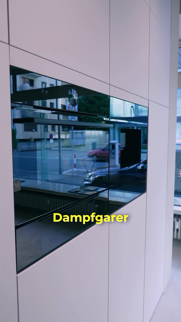 Wohin mit dem Dampfgarer, wenn der Platz knapp ist?
Oft stellt sich gar nicht die Frage, ob man einen Dampfgarer braucht, sondern wo er in der Küche überhaupt hinpassen soll. Vor allem, wenn man das Gerät lieber griffbereit auf Kochhöhe statt klassisch unter dem Backofen haben möchte.
Die Lösung: Ein Einbau als clevere Schublade. Das spart enorm viel Platz auf der Arbeitsfläche und lässt sich super flexibel genau dort integrieren, wo du am liebsten kochst.
Habt ihr schon mal über ein Gerät im Schubladen-Format nachgedacht?
the sense of KITCHEN
#küche #küchendesign #einbauküche #dampfgarer #interiordesign