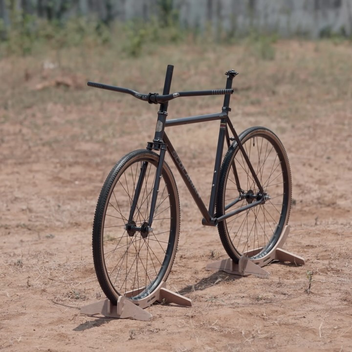 TRACKLOCROSS FRAMESET
Double-butted chromoly frame.
Biplanar fork.
37C tire clearance.
Horizontal dropout.
Dual-pivot brake mounts.
#Thisistracklocross
No gears. No rules.
Just you, the streets, and the chaos you crave.
Skids, laughs, and zero pressure —
This is tracklocross.
All fun. No nonsense.
Ride free. Ride wild. Ride with love.