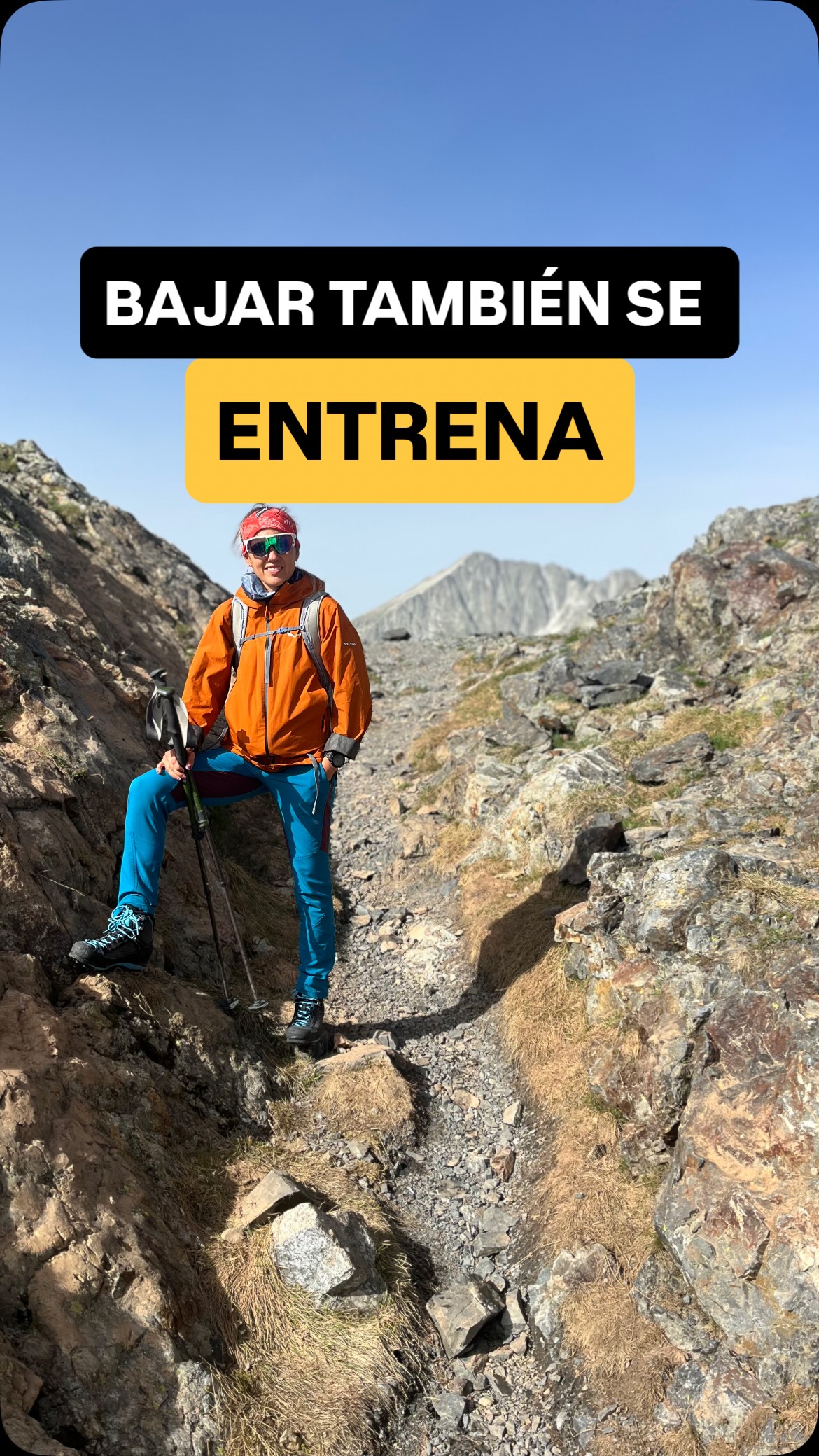 ¿Y si una parte de tu entrenamiento pudiera prepararte mejor para la montaña sin necesidad de pasar horas en ella?
Este estudio muestra cómo el trabajo excéntrico (el que realizamos, por ejemplo, al bajar una pendiente o al frenar un movimiento) puede generar adaptaciones muy interesantes para nuestro cuerpo.
¿Significa eso que ahora todo tu entrenamiento debe ser excéntrico? No.
Lo que nos recuerda es algo mucho más importante: preparar las bajadas también importa.
Si entrenas para disfrutar de la montaña, incluir pequeñas dosis de ejercicios excéntricos o movimientos que imiten las bajadas puede ayudarte a llegar con mejores sensaciones, reducir la fatiga muscular y afrontar los desniveles con más confianza.
Entrenar para la montaña no consiste solo en subir fuerte; también consiste en preparar el cuerpo para todo lo que ocurre durante una ruta.
💬 ¿Tú qué llevas peor: las subidas o las bajadas?
🥾 Si quieres aprender a entrenar de forma específica para disfrutar más de la montaña, sígueme en @televiajar . Comparto entrenamiento, consejos y contenido basado en evidencia para que cada salida sea una mejor experiencia.
