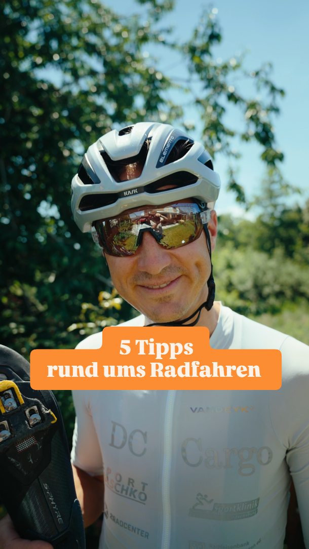 🚴♂️ 𝟱 𝗧𝗶𝗽𝗽𝘀 𝗿𝘂𝗻𝗱 𝘂𝗺𝘀 𝗥𝗮𝗱𝗳𝗮𝗵𝗿𝗲𝗻
Wenig muss perfekt sein – aber Freude am Radfahren ist schon wichtig.
Schmerzen solltest du nicht einfach hinnehmen. Und normal sind sie auch nicht. Oft reichen schon kleine Optimierungen an deinem Rad oder deiner Sitzposition, um Beschwerden zu beseitigen und den Fahrspaß deutlich zu erhöhen.
💬 𝗗𝗨 𝗛𝗔𝗦𝗧 𝗙𝗥𝗔𝗚𝗘𝗡 𝗢𝗗𝗘𝗥 𝗕𝗥𝗔𝗨𝗖𝗛𝗦𝗧 𝗧𝗜𝗣𝗣𝗦? 𝗦
