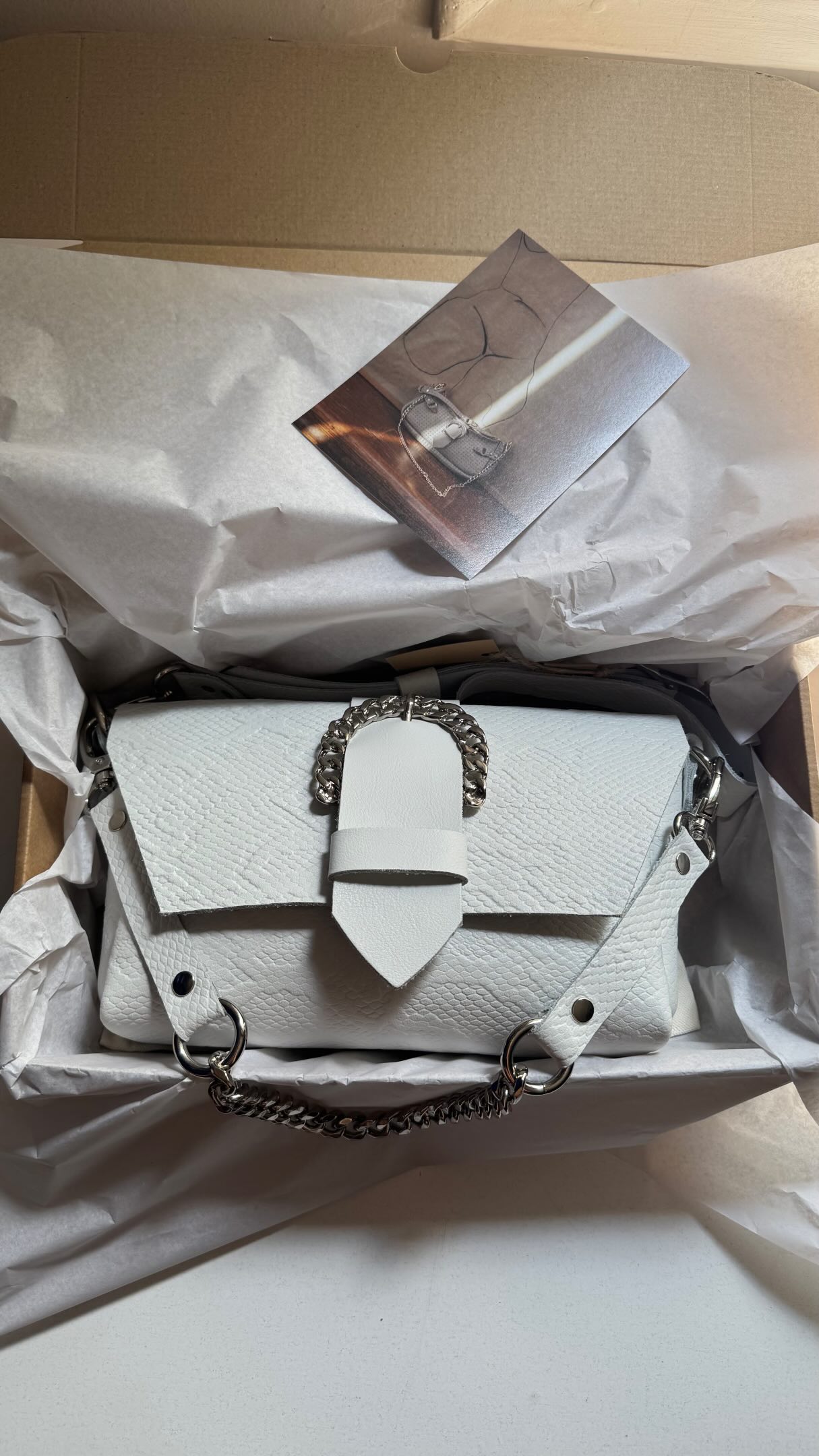 “Moving on” handcrafted leather bags, available in stores and online!
