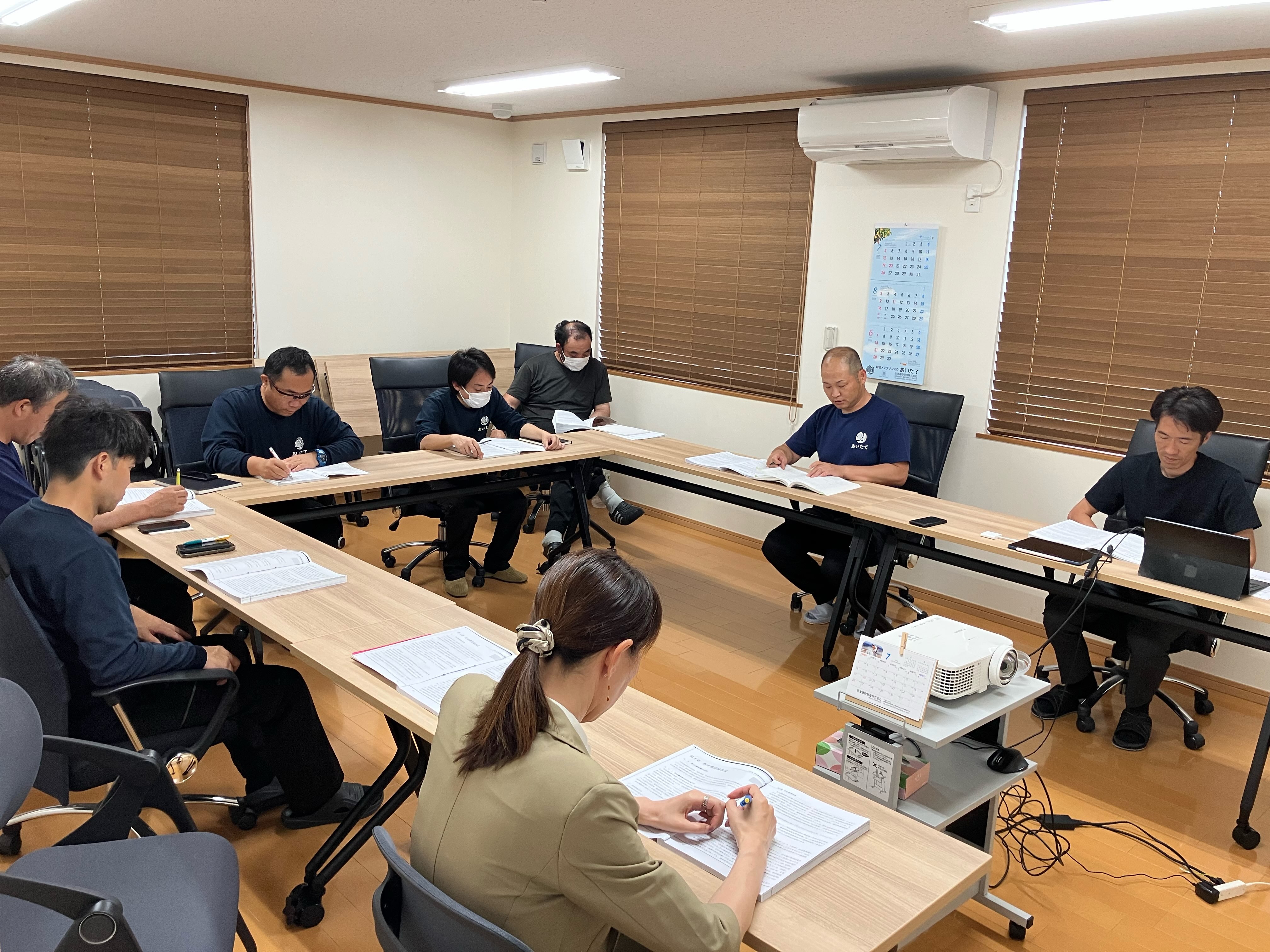 2026.07.06
【あいたて勉強会】
毎月、テーマにそって1人が講師役を務め、勉強会を実施しています!
今月のテーマは『貯水槽清掃』です📖
時期的に7月から貯水槽清掃の業務が多くなりますので、全員で勉強会へ参加しました💪
講師役は有資格者ですので、法令に関する内容から実務の留意点まで、資料を元に説明して頂きました!
途中、質疑応答を交えながら、あっという間の1時間でした⏰
最後は社長から資格の必要性についてのお話があり、仕事をする上でどういった資格が必要なのか、なぜ必要なのか、をお話し頂き
全員で再確認して更に個々のスキルアップを目指していく事が重要だと改めて感じました!
#会津建物管理
#あいたて
#勉強会
#貯水槽清掃
#資格の必要性について