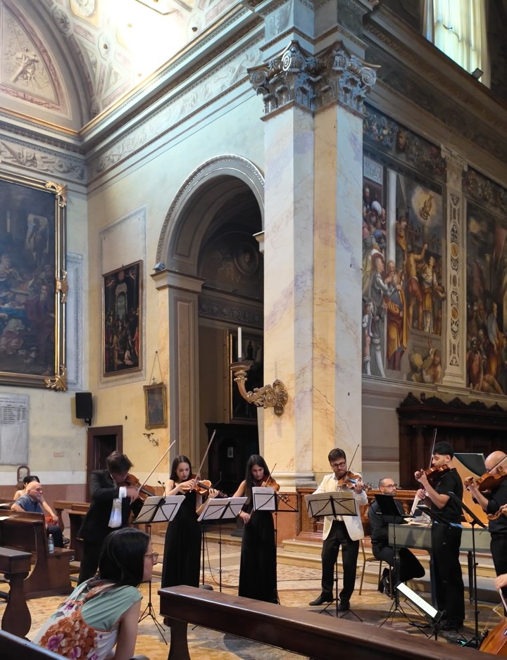 Siamo ancora emozionati per il concerto di sabato 4 luglio: l’energia, la passione e la simbiosi tra musicisti e liutai sono stati straordinari!
Un ringraziamento speciale alla Diocesi di Cremona e a Don Irvano Maglia per averci ospitato nella meravigliosa Chiesa di S. Agata. A Regione Lombardia (@regionelombardia.official) per il contributo e al Comune di Cremona (@comunecremona) per il patrocinio.
Siamo felici di aver inaugurato una meravigliosa collaborazione con il Conservatorio C. Monteverdi di Cremona (@conservatoriocremona) e i suoi fantastici musicisti. Un ringraziamento speciale ad Edoardo Zosi (@edoardozosi), Emma Bertozzi (@emma.bertozzi_), Beatrice Soccorso (@beatrice.soccorso), Stefan Stancic (@stestancic) Mattia Madeo (@mattia_madeo), Alessia Pelizzari (@alessiapelizzari), Federica Colombo (@f.edericacolomb.o), Lorenzo D’Angelo (@lorenzo_dangelo.cb) e Roberto Danielis Squillaci, per l’entusiasmo nel celebrare in musica questa data storica della biografia del nostro Antonio Stradivari e per aver messo il loro straordinario talento a servizio dei violini di Angelo Rapaccioli Morassi (@a.r.morassi), Daichi Sakamoto (@daichiviolins_416), Qingyuan Wang (@wangqingyuan713) e Soma Suzuki (@suzuki_soma) realizzati durante il Corso di Alto Perfezionamento di Liuteria di Casa Stradivari!
Questo concerto è stato reso memorabile per la straordinaria partecipazione del pubblico, al quale rivolgiamo i nostri più sinceri e sentiti ringraziamenti.
Evviva la musica! Evviva Cremona!
#CasaStradivari #Concerto #Cremona #Liuteria #ViolinMaking