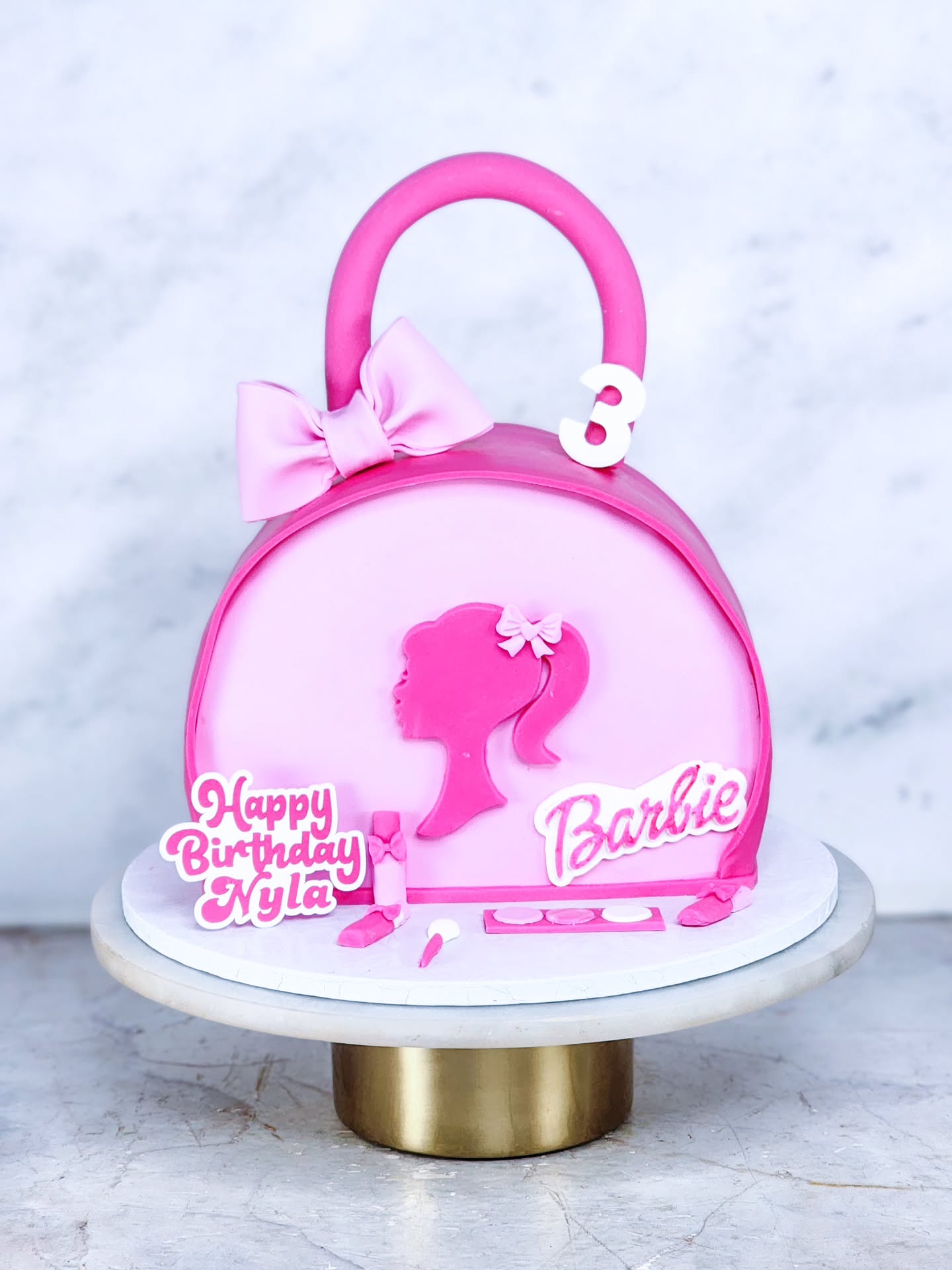 Barbie's handbag accessories πΈπππ
#barbiecake #barbieparty #BarbieTheme #caketopforwardcakes #Marlenebakes
