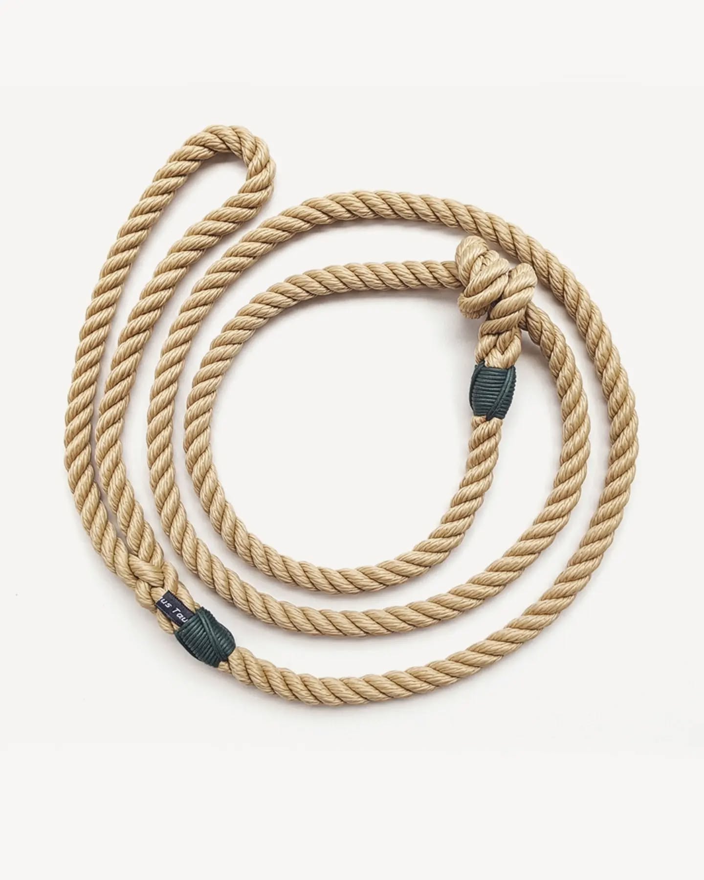 So simpel, so schön 🤩
Unsere klassische Retrieverleine – kein Karabiner, kein Drama – ideal für den feinen Strandsand im Ostseeurlaub ⛱️
Und mit dem simplen Knoten universell für jeden Hundehals einstellbar👌🏻
#mithundammeer #strandhund #ostseehund #retrieverleine #allesaustau