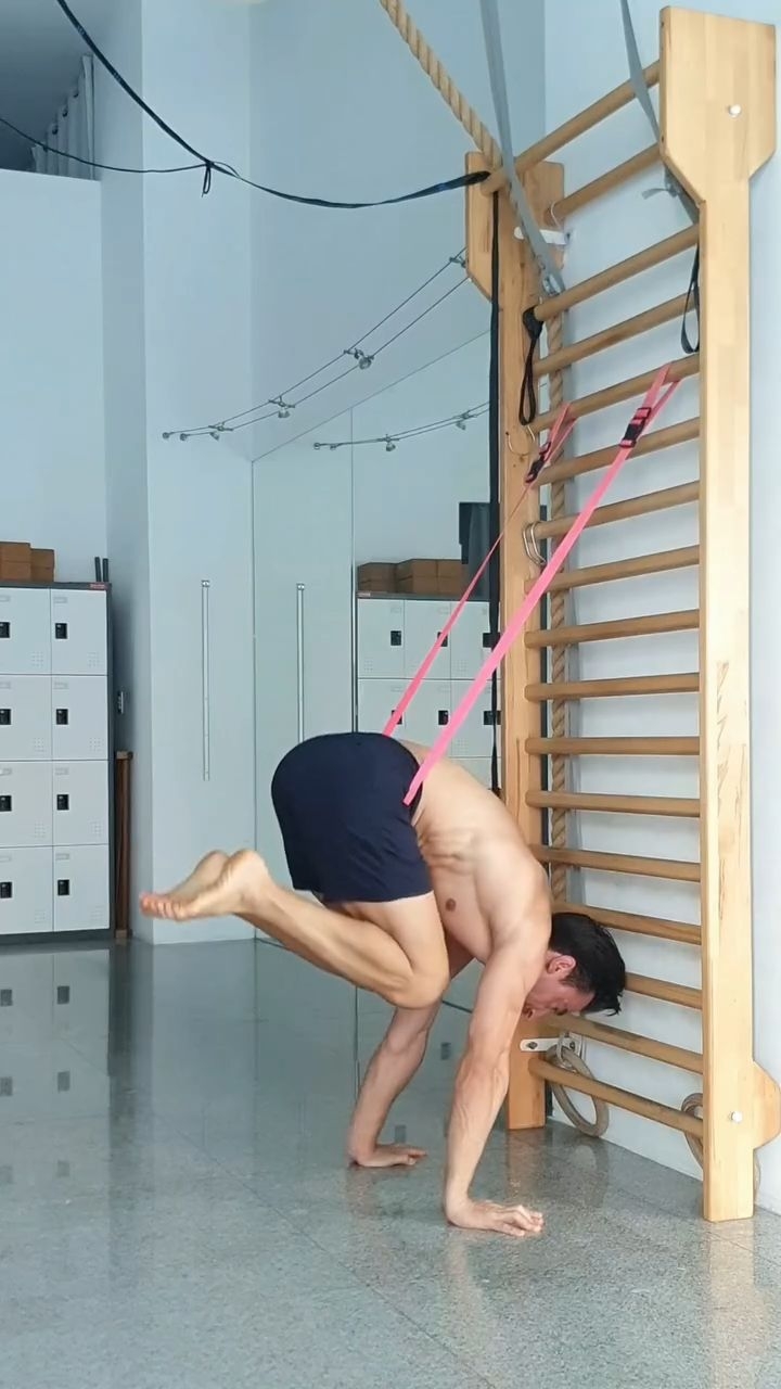 Handstand To Tuck using Resistance Band:
Fitband-light: www.fitprogress.com/shop/fitband-light
Medium Intensity Band
Train strength, mobility, and flexibility anywhere.
FitProgress Studio Coaching @HandstandTrack Balance Support System.