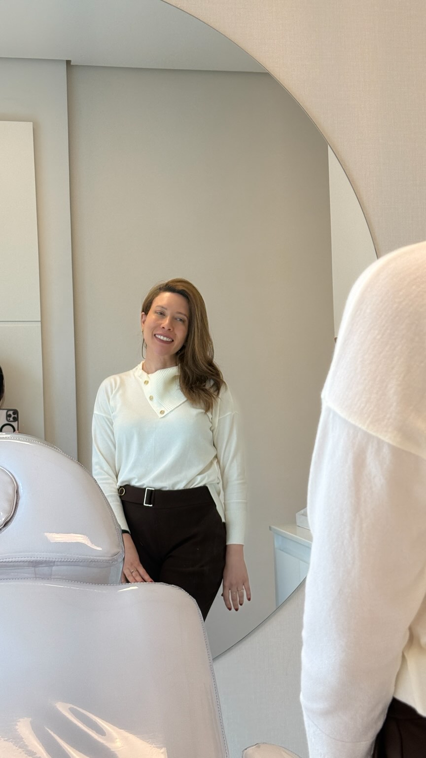 Botox não dura 6 meses do jeito que muita gente imagina ✨
Na maioria das pessoas, a musculatura começa a voltar a contrair por volta do terceiro mês, e o efeito vai reduzindo aos poucos
Mas o objetivo do botox não é só “paralisar” por alguns meses
Ele também tem um papel preventivo
Quando feito com indicação, técnica e constância, ajuda a suavizar linhas de expressão e a envelhecer de forma mais leve e natural ao longo dos anos
Não é sobre mudar o rosto
É sobre cuidar antes que as marcas fiquem profundas
Porque prevenção bem feita aparece no futuro ✨
Dra Priscilla Ortiz
Dermatologista
CRM-SP 146425
RQE 61843