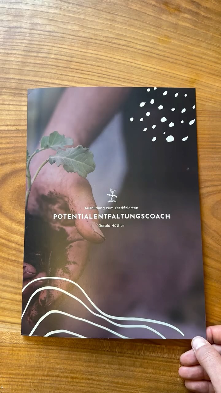 Jeder Mensch trägt alles in sich, was er für ein erfülltes Leben braucht. Manchmal braucht es nur den richtigen Raum, damit sich dieses Potenzial entfalten kann.
Mit großer Freude erweitern wir unser Angebot auf der Well Ranch um das Potentialentfaltungscoaching nach Dr. Gerald Hüther.
„Potenziale entfalten sich nur in einer Umgebung, die dazu einlädt.“
– Dr. Gerald Hüther
Dieses Coaching folgt einem besonderen Ansatz: Es geht nicht darum, Menschen zu verändern oder zu optimieren. Es geht darum, eigene Stärken wiederzuentdecken, hinderliche Muster zu erkennen und den Mut zu entwickeln, den eigenen Weg bewusst zu gestalten.
Wir begleiten dich mit einer wertschätzenden Haltung, auf Grundlage der Erkenntnisse der modernen Hirnforschung und mit dem Vertrauen, dass die Lösungen bereits in dir angelegt sind.
Denn wahre Veränderung beginnt nicht im Außen – sondern dort, wo wir uns selbst neu begegnen.
#potentialentfaltung #persönlichkeitsentwicklung